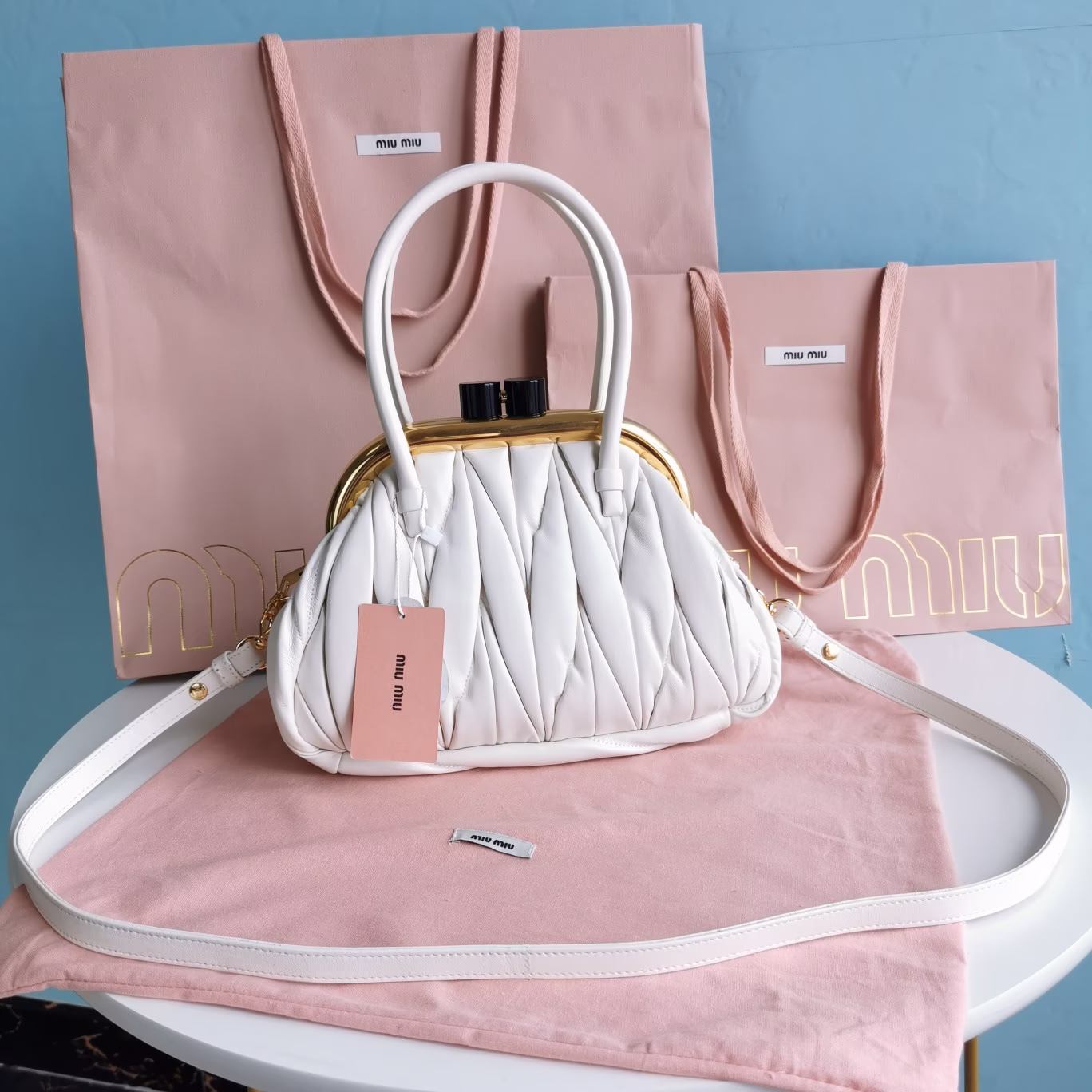💋5BK010#MiuMiu大Belle美人包经典Matelasse小羊皮提花皱褶凸纹压花图案全新重工五金打造纯钢纯钢纯钢五金五金材质和正品同样材质制作工艺与外观设计融合了众多MlUMlU最为独特的标志性元素袋口弹簧铰链闭合皮革双提手可拆卸可调试皮革长肩带棉质缎面衬里一个内衬口袋上身效果超赞的百搭时尚🌹尺寸：长27CM高17CM宽9CM💕（配原版包装）-高仿包包