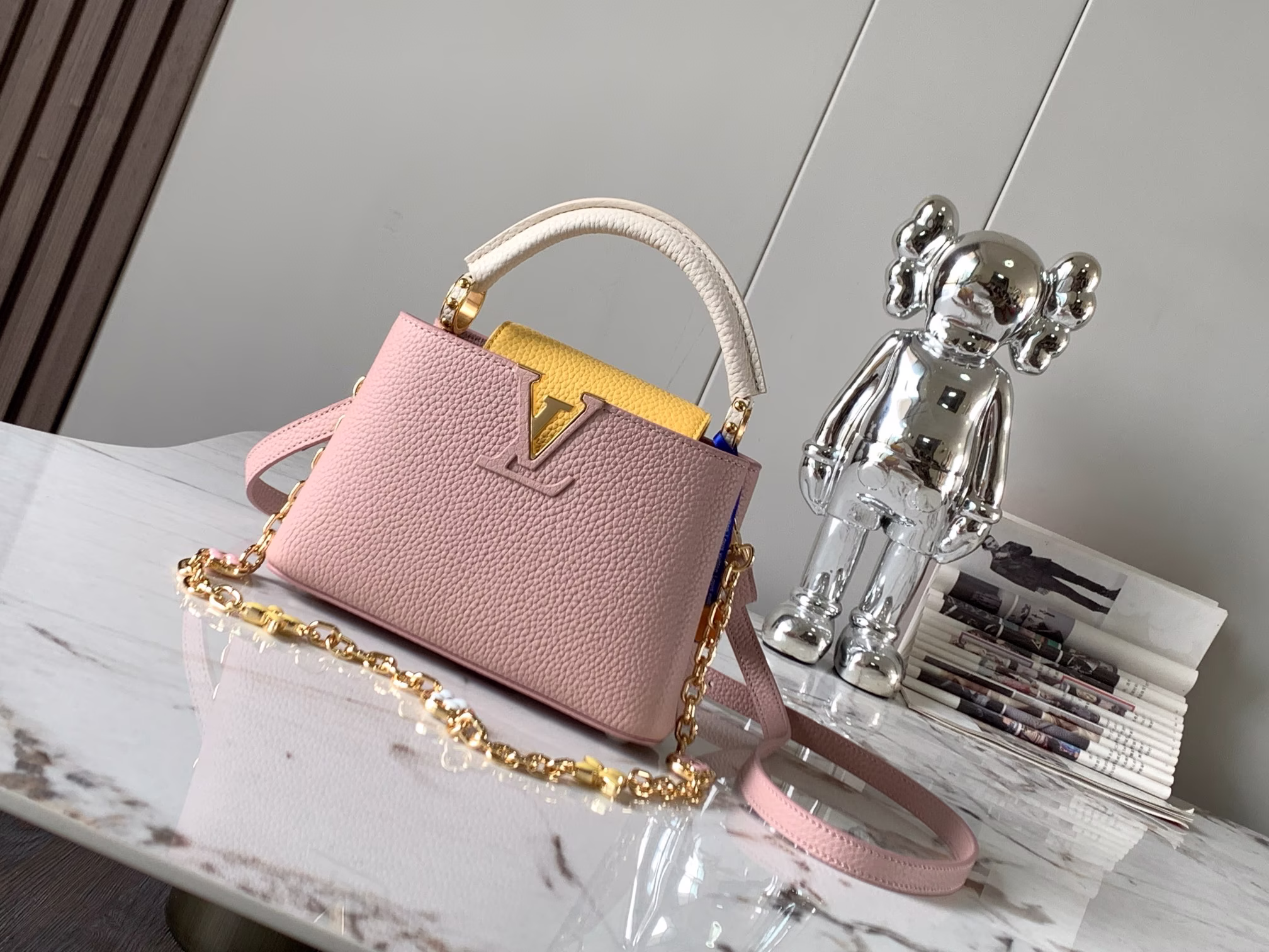 P2200💋M20845 Grapefruit pink floral trio This Capucines mini handbag shows soft beauty: Taurillon leather body with light-colored flap and top handle, enamel Monogram floral chain can also achieve shoulder experience Tie a slender leather shoulder strap to explore more styling possibilities Detailed features 21 x 14 x 8 cm (length x height x width) - high imitation bag