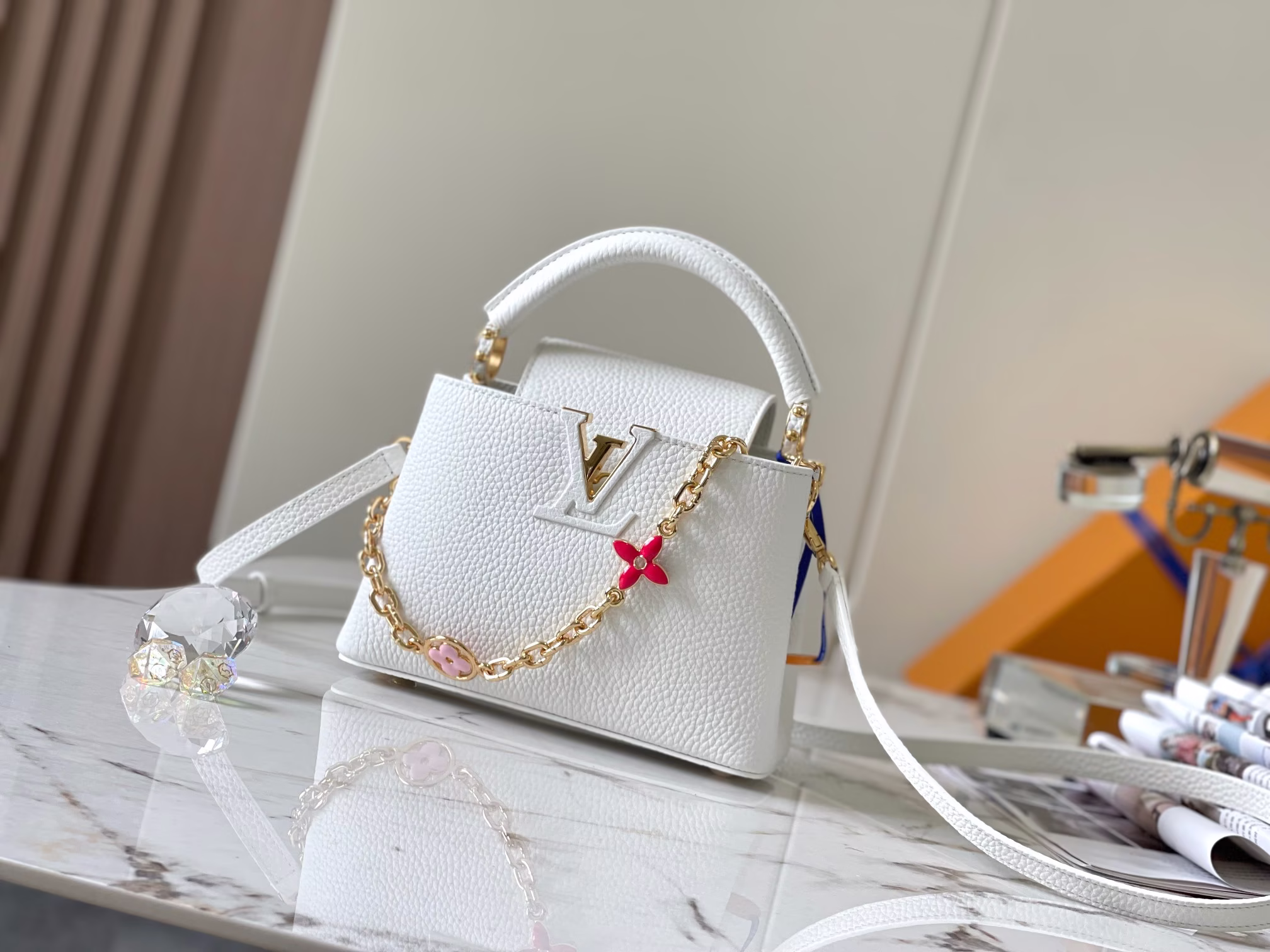 P2200💋M20845 White floral trio This Capucines mini handbag shows soft beauty: Taurillon leather body with light-colored flap and top handle, enamel Monogram floral chain can also achieve shoulder experience Tie a slender leather shoulder strap to explore more styling possibilities Detailed features 21 x 14 x 8 cm (length x height x width) - high imitation bag