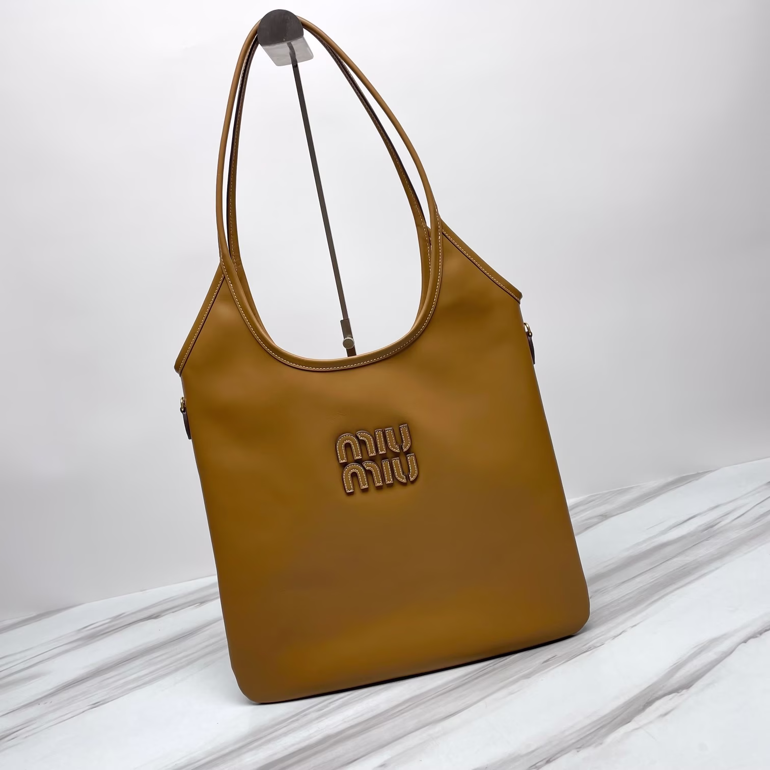 All leather 𝐌𝐈𝐔𝐌𝐈𝐔 Isetan limited edition armpit bag Isetan Popup in September launched a limited edition of "ivy miu "The series Momo and Miyoshi Chaebana have been on the horizontal version of the bag looks cute and lazy temperament logo on the external stitching design unique three-dimensional really good-looking hot ~ daily commuting essential wear private wear will not go wrong a model number: 5BG231 Size: 35 x 40cm with the original packaging 🎁!