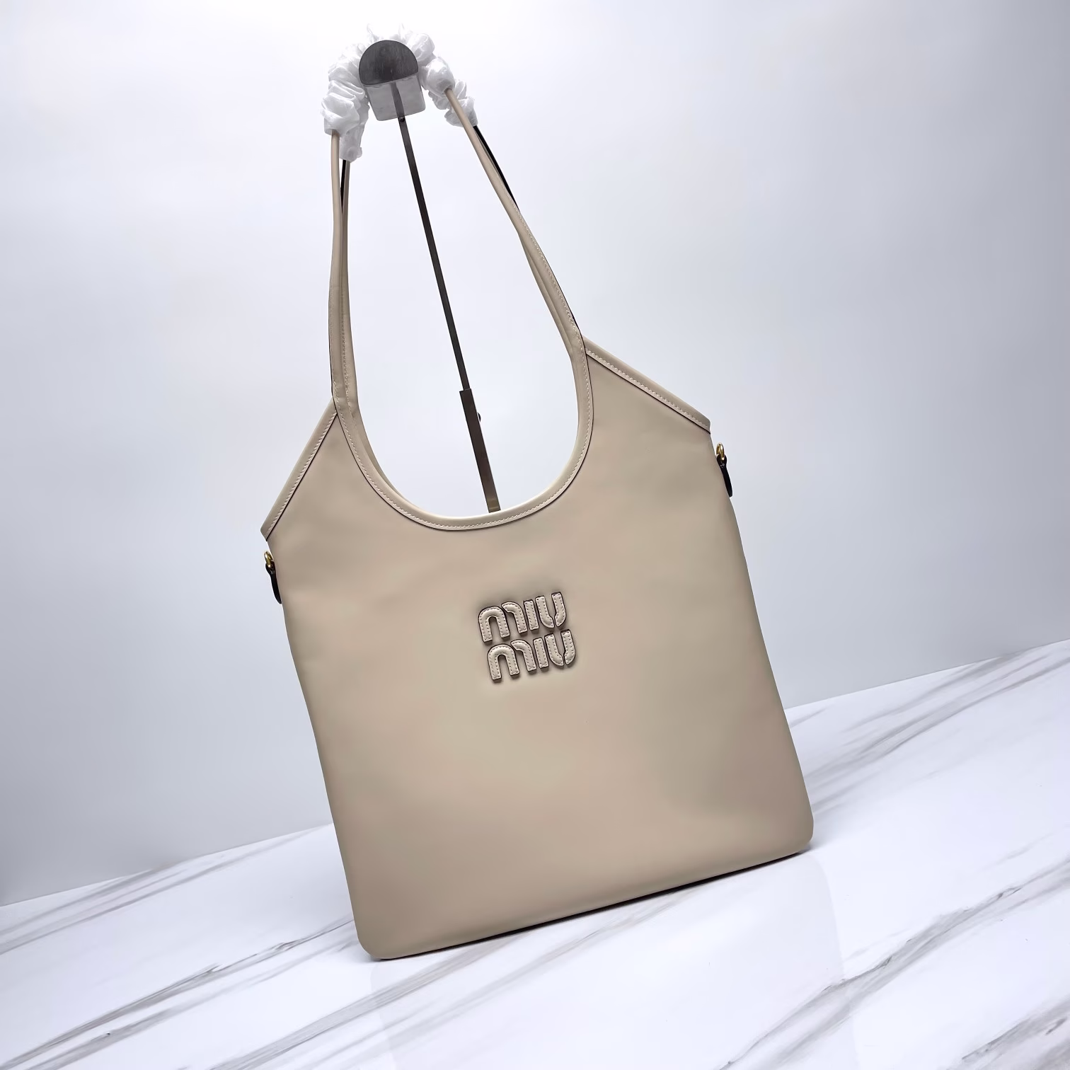 All leather 𝐌𝐈𝐔𝐌𝐈𝐔 Isetan limited edition armpit bag Isetan Popup in September launched a limited edition of "ivy miu "The series Momo and Miyoshi Chaebana have been on the horizontal version of the bag looks cute and lazy temperament logo on the external stitching design unique three-dimensional really good-looking hot ~ daily commuting essential wear private wear will not go wrong a model number: 5BG231 Size: 35 x 40cm with the original packaging 🎁!