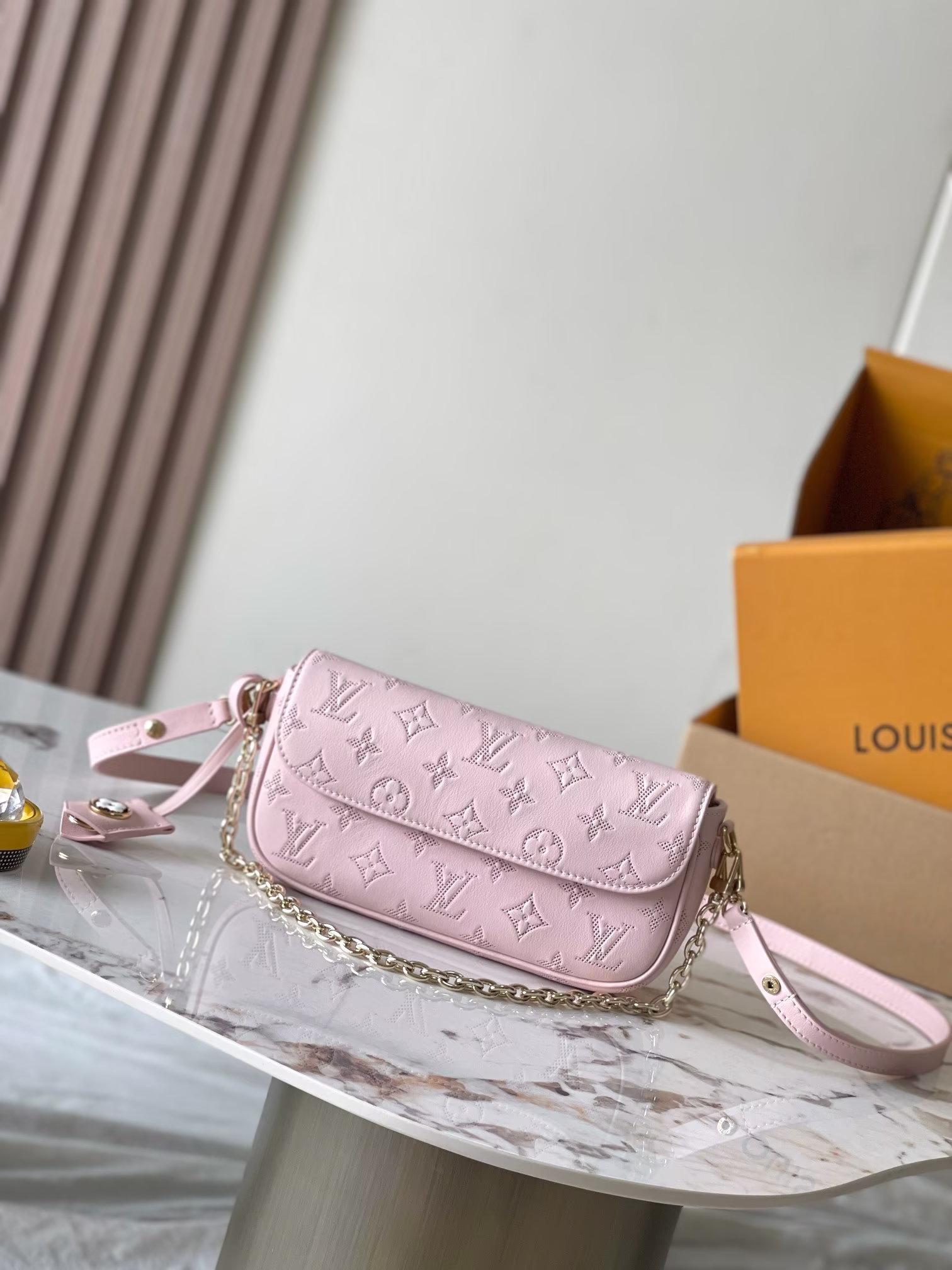 p2240 Sac Recoleta handbag full leather unique perforated leather + pink flower tag horizontal woc small shoulder bag model: M11299 pink material: A-grade full steel hardware, imported original fabric packaging: full set of original duty-free M Burberry size: 23.5*12*4.3CM-high imitation bag