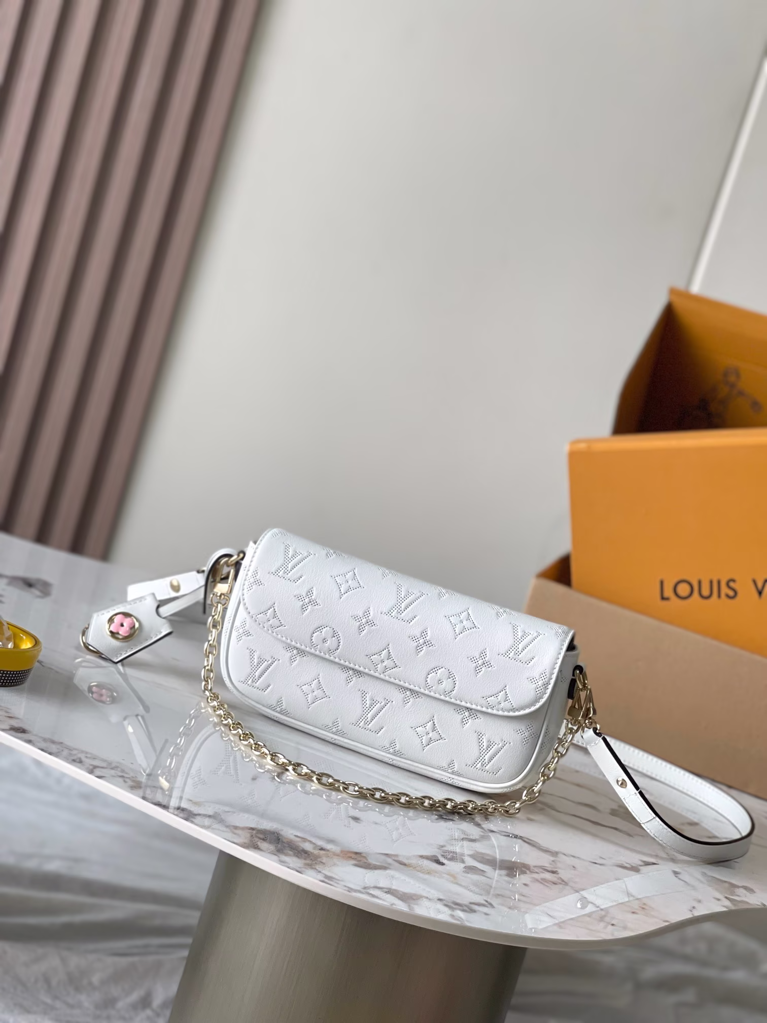 p2240 Sac Recoleta handbag full leather unique perforated leather + pink flower tag horizontal woc small shoulder bag model: M11299 white material: A-grade full steel hardware, imported original fabric packaging: full set of original duty-free M Burberry size: 23.5*12*4.3CM-high imitation bag