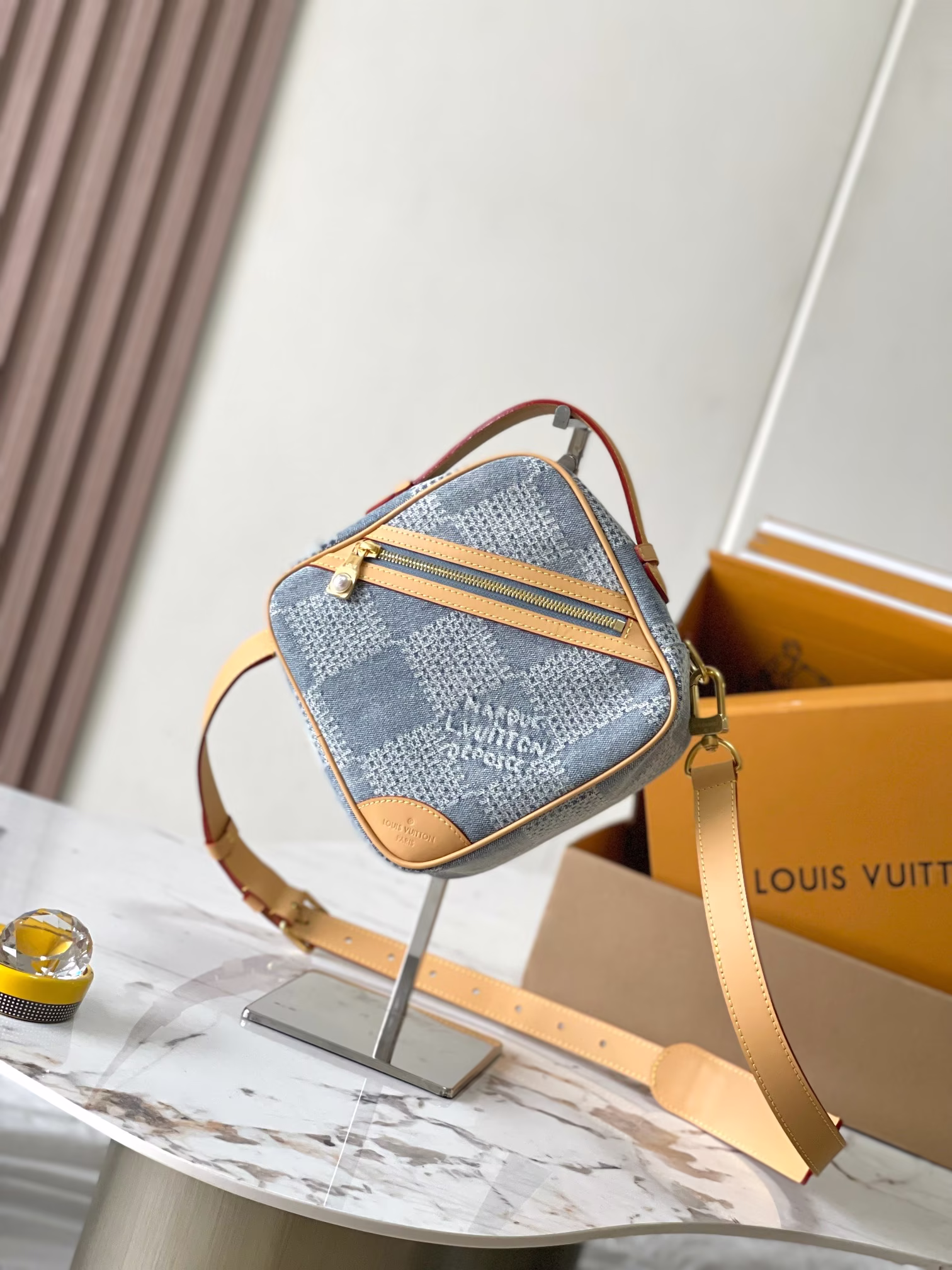 High imitation factory-p1900 this section Chess messenger bag chic configuration tribute to the brand's classic Damier check Model: M40706 cowboy Material: A grade steel hardware, imported original fabrics Packaging: a full set of original duty-free M Boberly loaded Size: 24 * 24 * 8CM