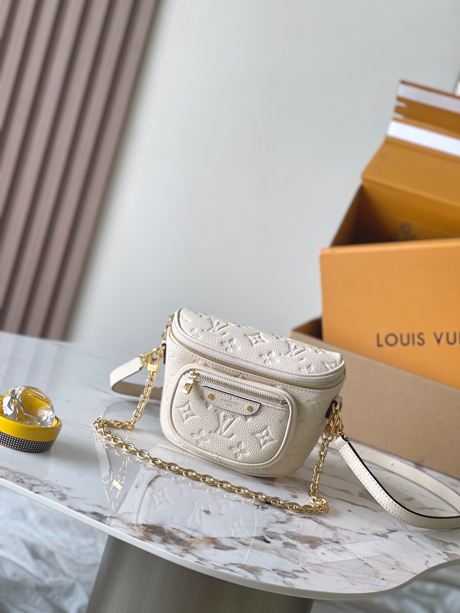p2260 This Mini Bumbag Handbag Model: M83275 White Material: A-grade steel hardware, imported original fabric Packaging: full set of original duty-free M Burberry size: 17*12*9.5CM-High imitation bag