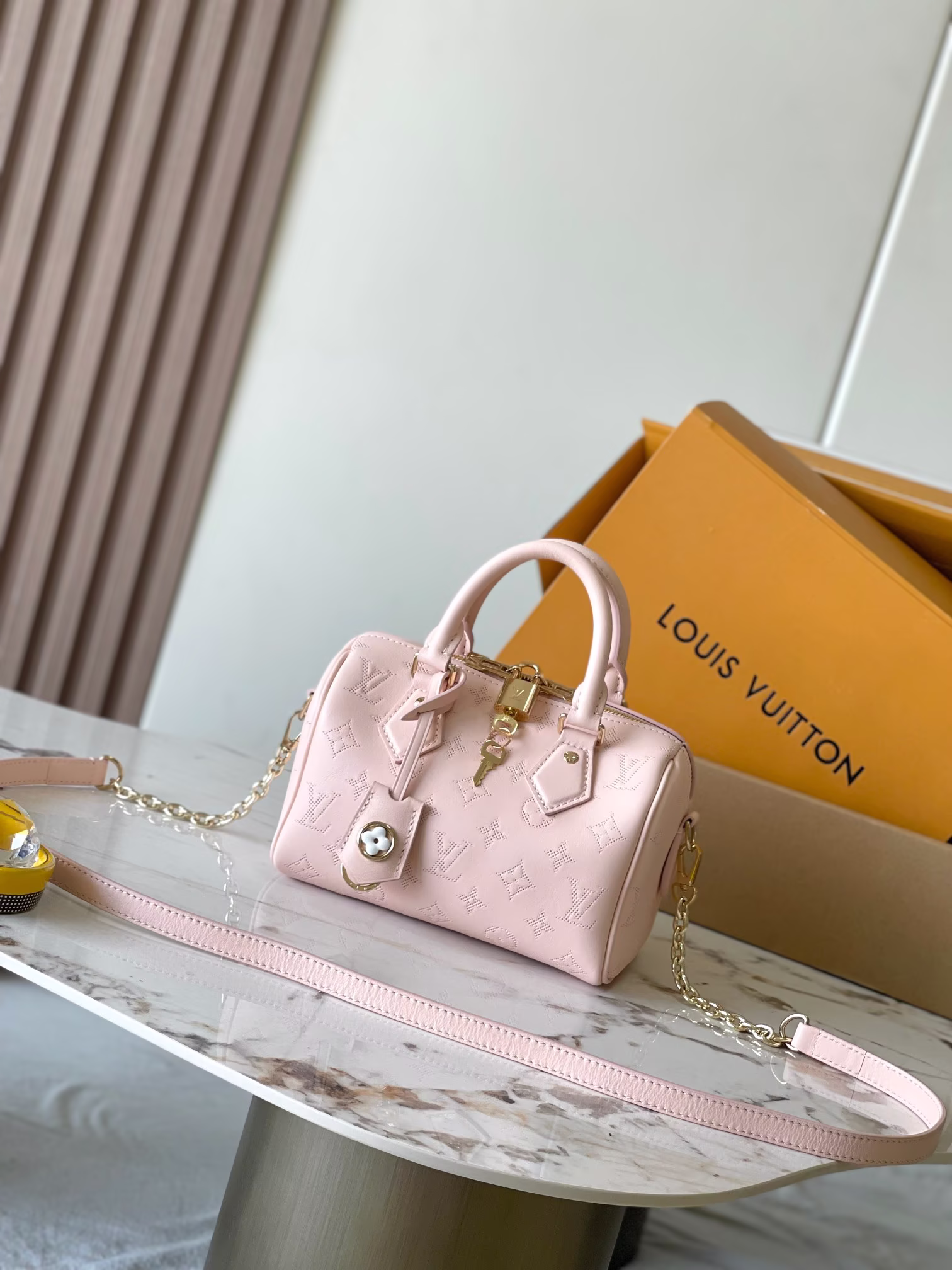 p2600 This Speedy Bandouli e re 20 Handbags Model: M11276 Pink Material: A grade all-steel hardware, imported original fabrics Packaging: a full set of the original duty-free M Boberly package Size: 20.5 * 13.5 * 12CM-High-fashion Factory