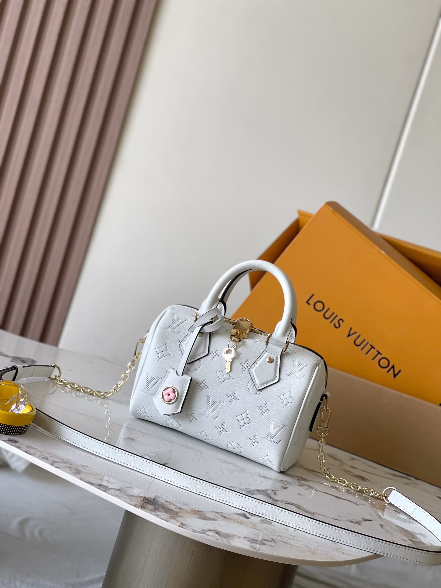 p2600 This Speedy Bandouli e re 20 handbag model: M11276 white material: A-grade steel hardware, imported original fabrics packaging: full set of original duty-free M Burberry size: 20.5*13.5*12CM - high imitation bags