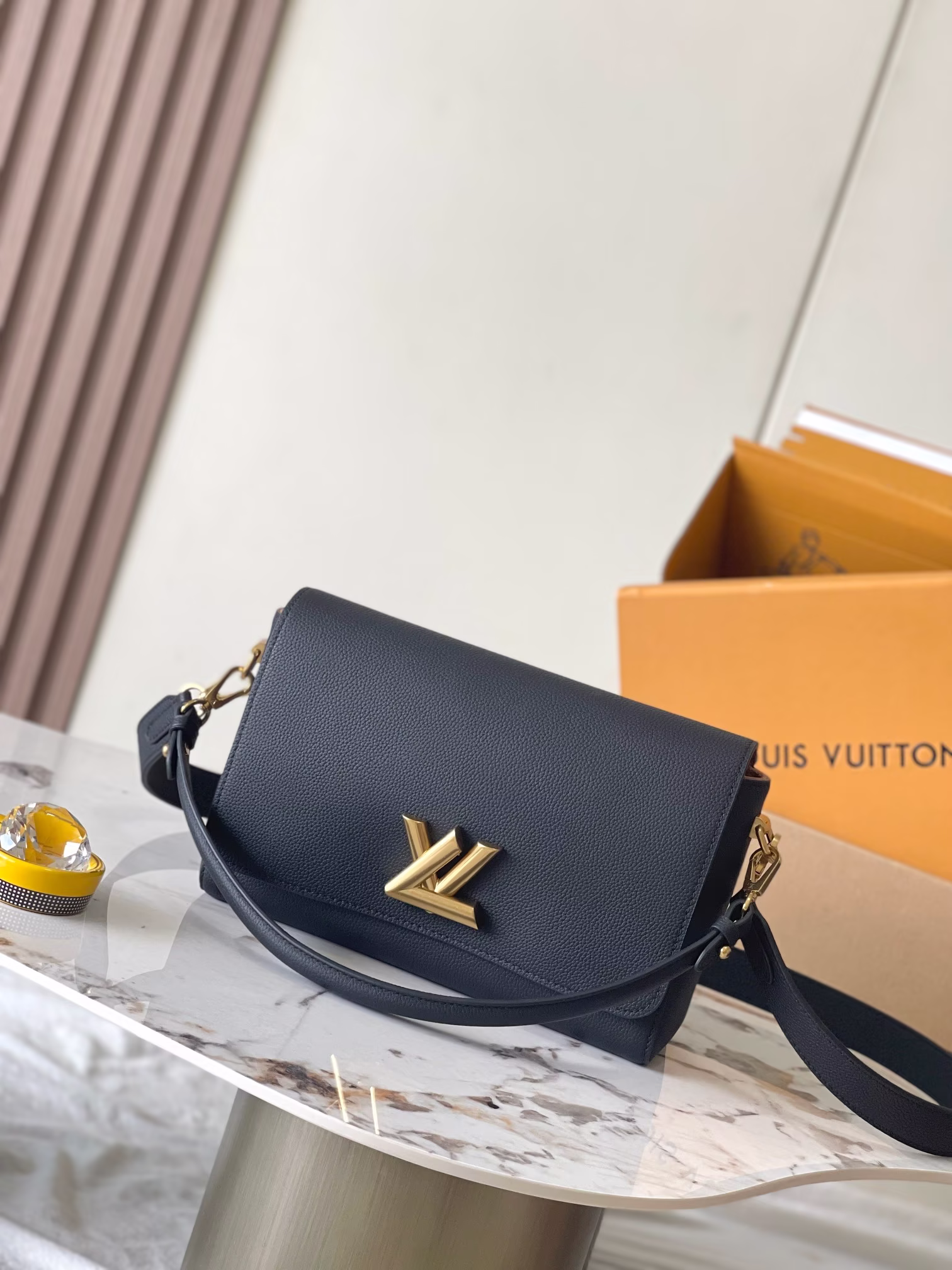 p2260 Soft Twist Handbag Model: M24639 Black Material: A-grade steel hardware, imported original fabric Packaging: full set of original duty-free M Burberry size: 27*19*9CM-high imitation bag