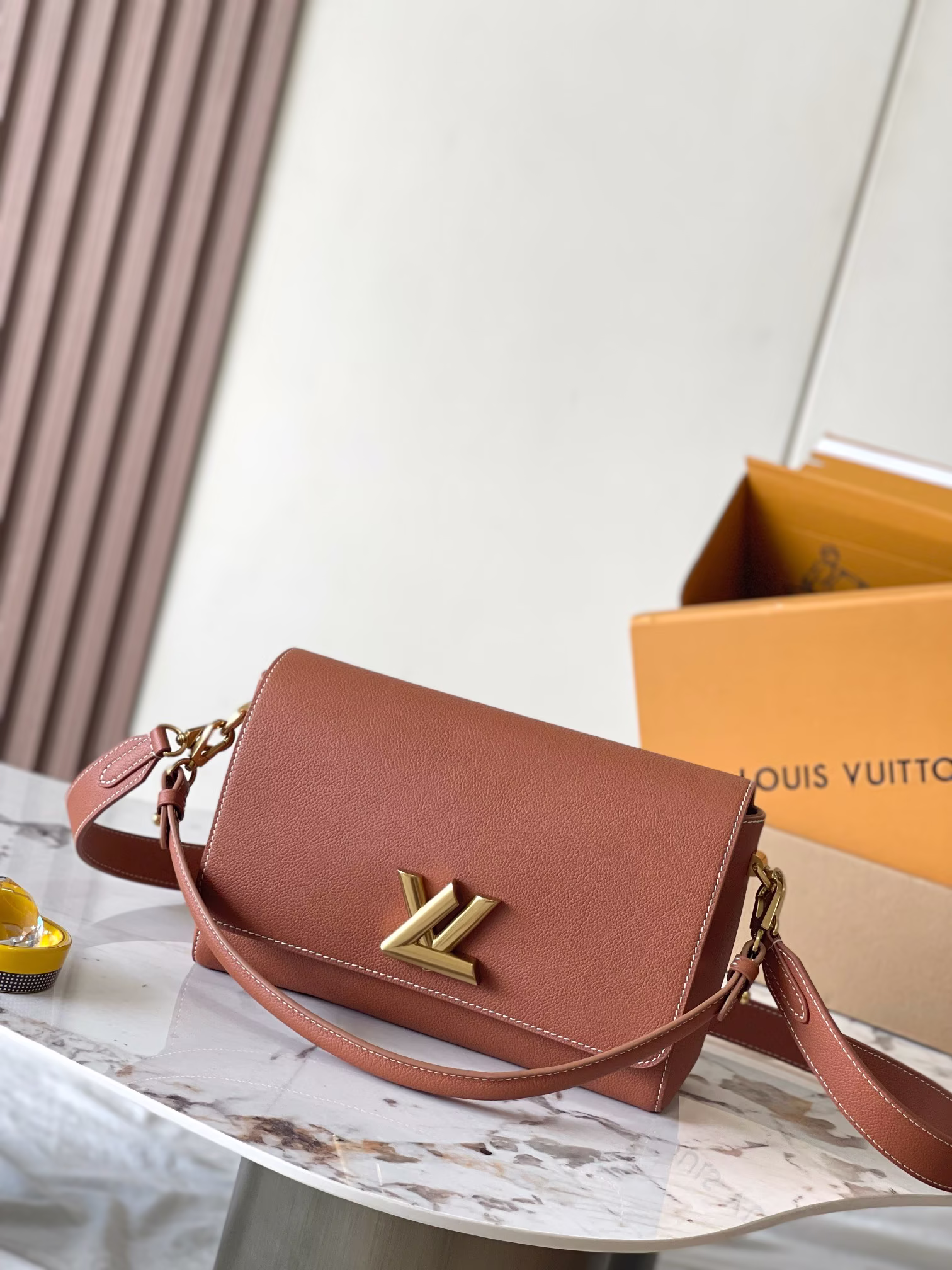 p2260 Soft Twist Handbag Model: M24640 Caramel Material: A-grade all-steel hardware, imported original fabric Packaging: full set of original duty-free M Burberry size: 27*19*9CM-high imitation bag