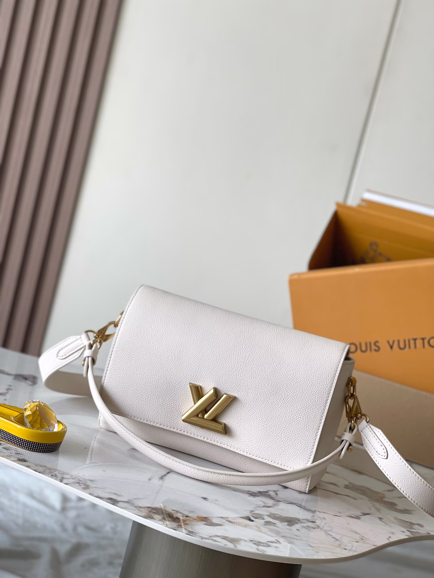p2260 Soft Twist Handbag Model: M25359 Beige Material: A-grade steel hardware, imported original fabric Packaging: full set of original duty-free M Burberry size: 27*19*9CM-high imitation bag