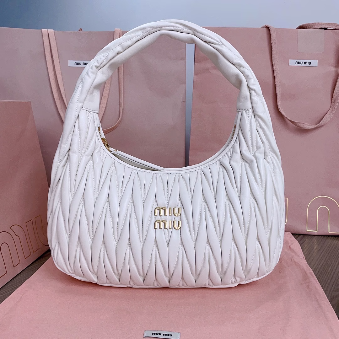 5BC108: M new MiuWander handbags imported lambskin classic brand iconic Matelasse texture embroidery vintage frosted hardware using the curve of the round lone retained the proper sense of playfulness bag type overall stiff and shaped full of personality can be sweet or salt capacity can be light all major fashion wrestlers almost manually a Size: 29 X 24 X 10 with the original packaging