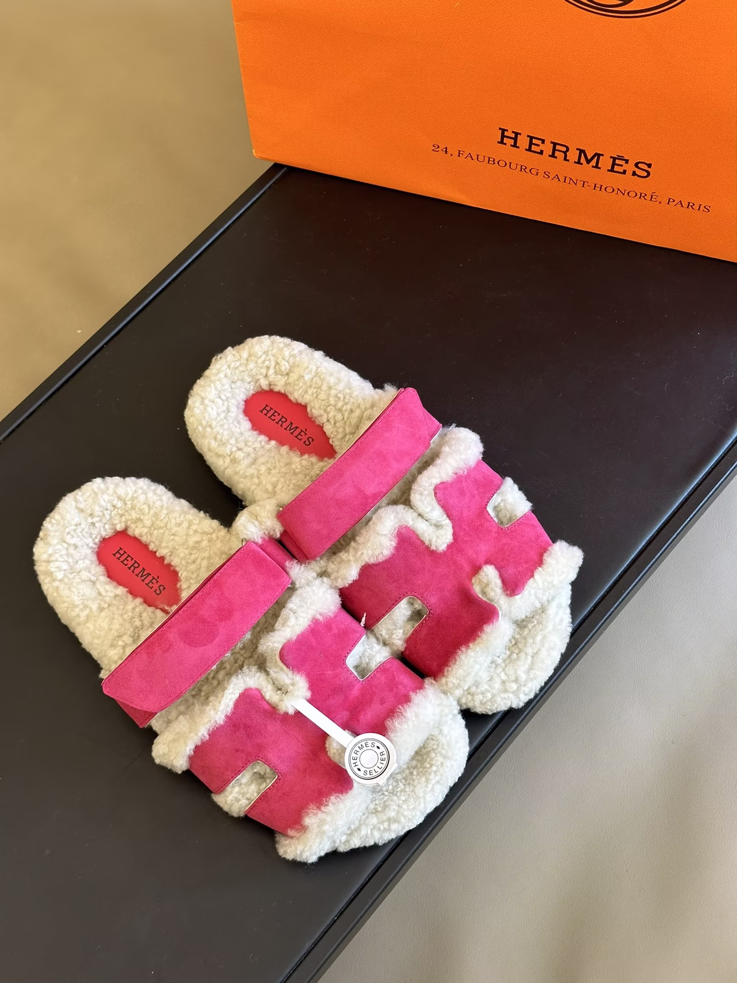 P7200 男+20
Hermes #皮毛一体卷糕毛二舅拖
❤️多巴胺·麂皮系列❤️
今年面料均选用A+皮毛一体卷糕毛
毛茸茸的 敲可爱的，踩云脚感，光脚或者搭配个袜子穿，都时髦的不行哦
鞋底是原版开模tpu鞋底
size 35-41-高仿包包