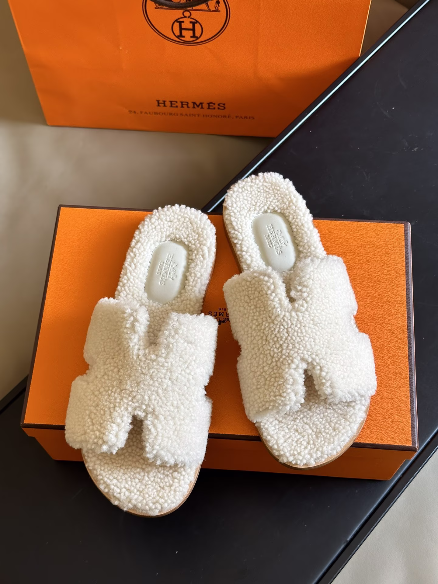 p880 男+20
Hermes fnew arrival～
H家秋冬 情侣款毛拖🆕
皮毛一体卷糕羊毛材质，超nice👏
版型是男款H拖衍生过来的，鞋型微宽一点，脚感舒服不止一点点！
双层意大利进口牛皮革鞋底！
顶级精品 情侣size：35-45 
女35-41  男38-45-高仿包包