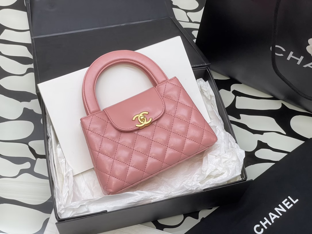 CHANEL 23k大号kelly菱格手提包
这只是我必须自留的[害羞]
复刻了当年的中古款 真的好好看尺寸：13*19*7*cm 1760-高仿包包