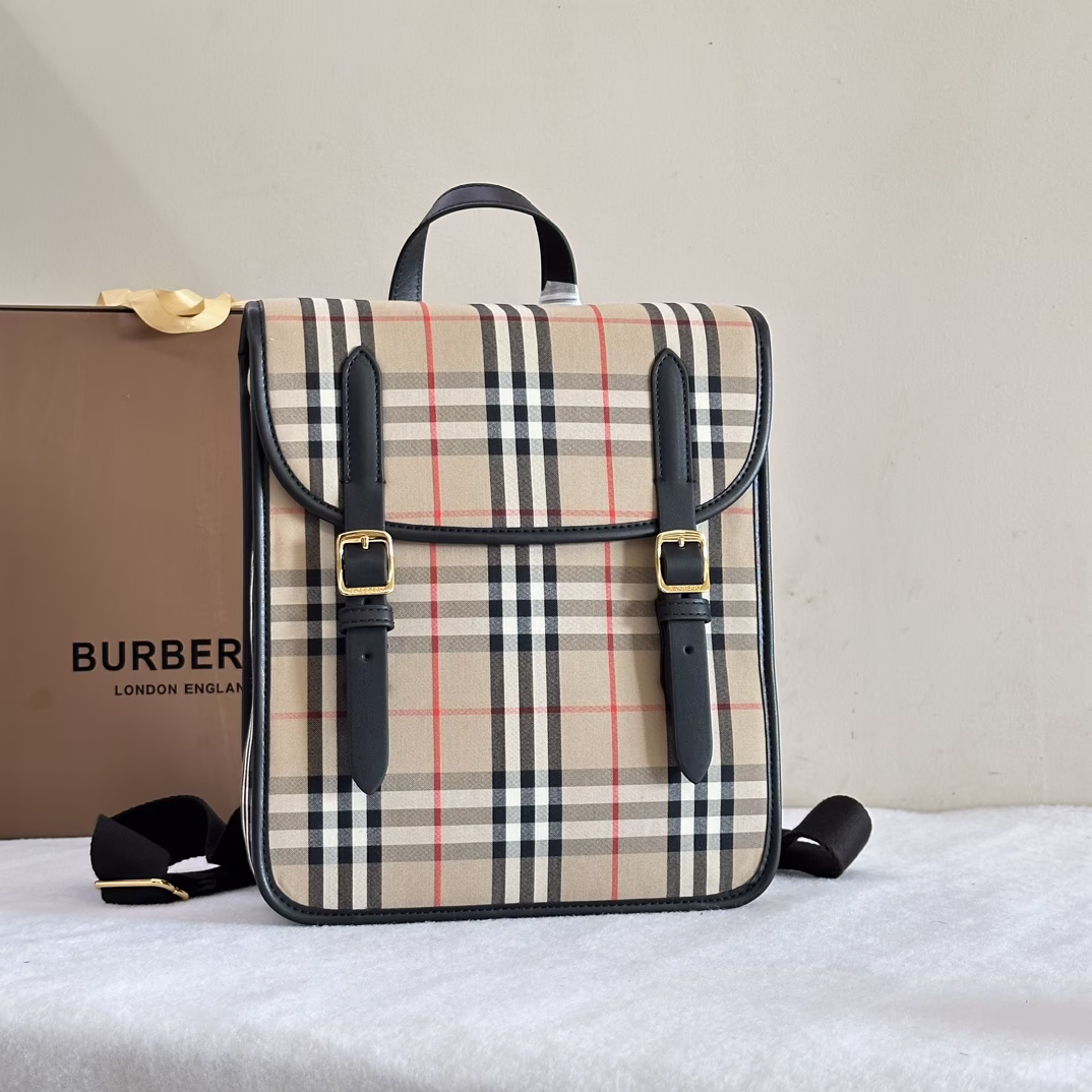 P1020 Berberi cloth plaid square shape collegiate style, made of vintage vintage patterned trim ECONYL planted ECONYL is a sustainable nylon fabric made of recycled fishing net, fabric leather and industrial plastics Functional and practical design elements, including adjustable shoulder strap and ID card transparent window, top leather carry handle. Adjustable shoulder strap, 1 inside zippered pocket, 1 inside slit pocket. Buckle and snap closure. Hand-painted edges. Shiny metal hardware. Documentation window. Burberry monogrammed micro-label on back side. 26x9x30.