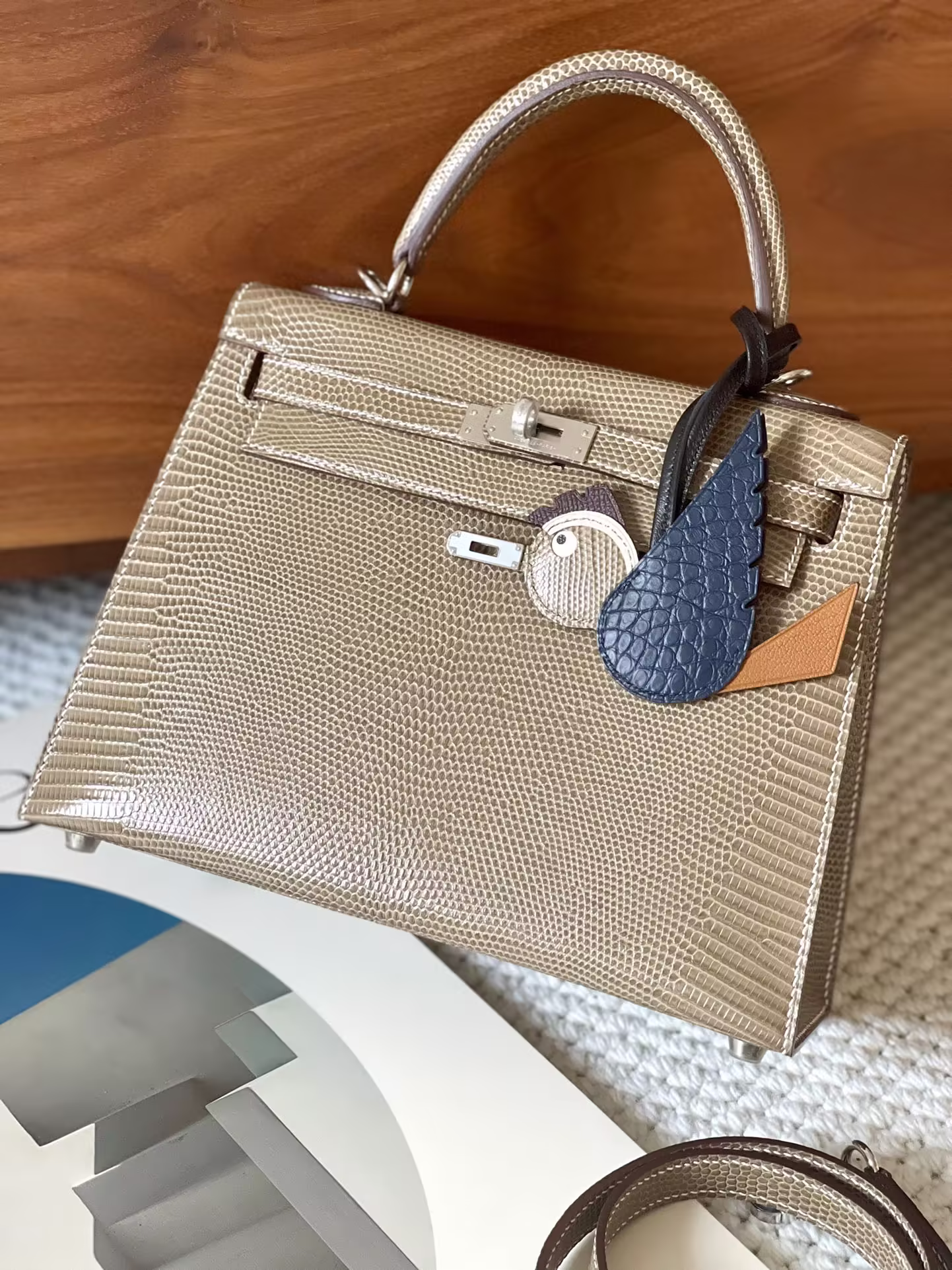 🐎日常分享9
麻绳灰蜥蜴
果然高级产量超少的小极品
Constance 19 麻绳灰 金扣 蜥蜴🦎
算得上最美蜥蜴康了
色号17麻绳灰也叫烟草灰
蜥蜴=吸亿 买来招财吸它一个亿💰
今天拍了一系列 小鸟挂件也是麻绳灰 漂亮不-高仿包包