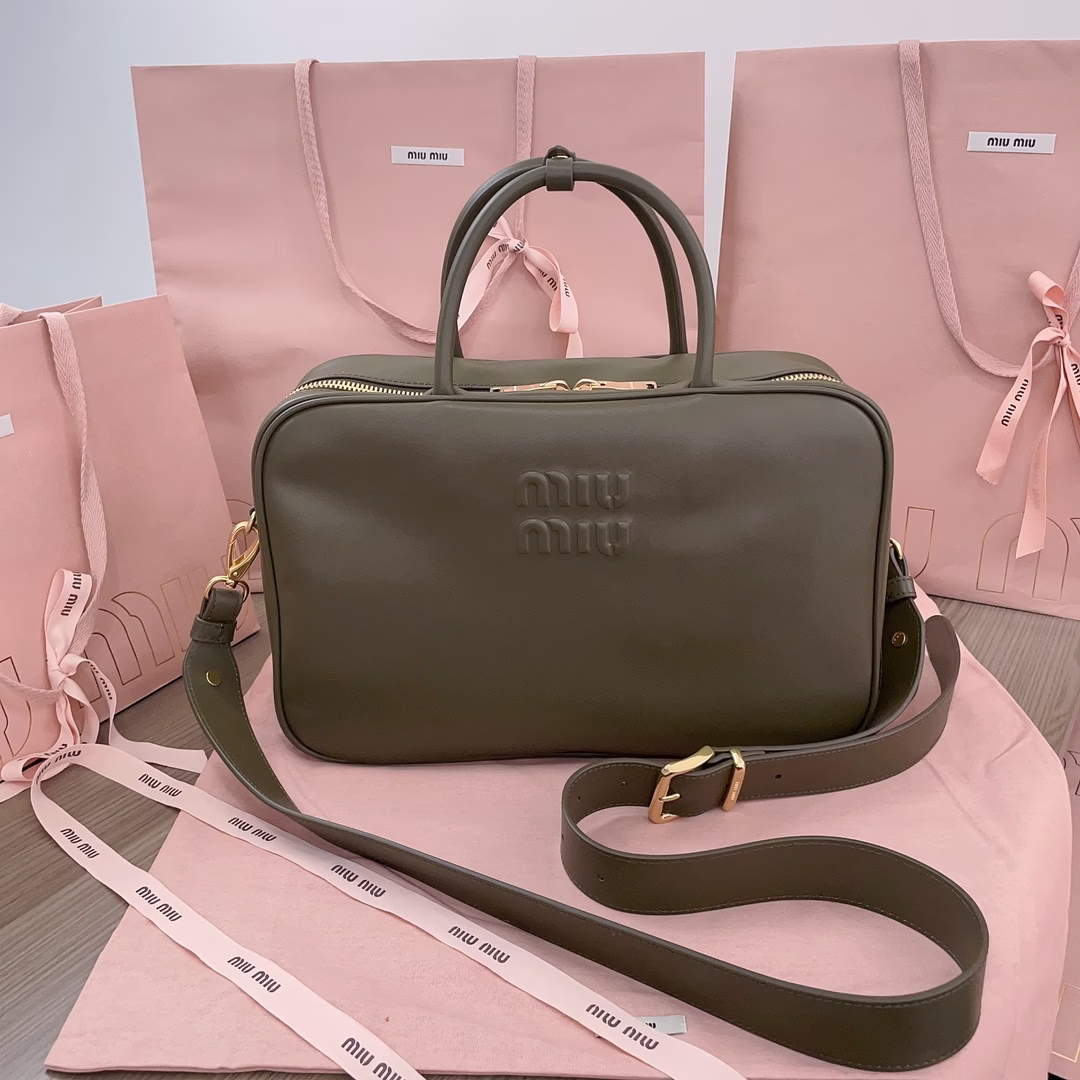 P1900 5BB117 new version: MiuMiu new briefcase using top imported calfskin leather smooth and delicate soft cotton satin lining this bag is cool to frame the exquisite multi-functional design fusion of men's and women's elements to add a long leather shoulder strap practicality higher more diverse modeling casual laziness natural spontaneity full of personality oversized capacity is also very lightweight simple but not simple major fashion wrestler almost manually! One Size: 34X23X11cm (with original packaging)