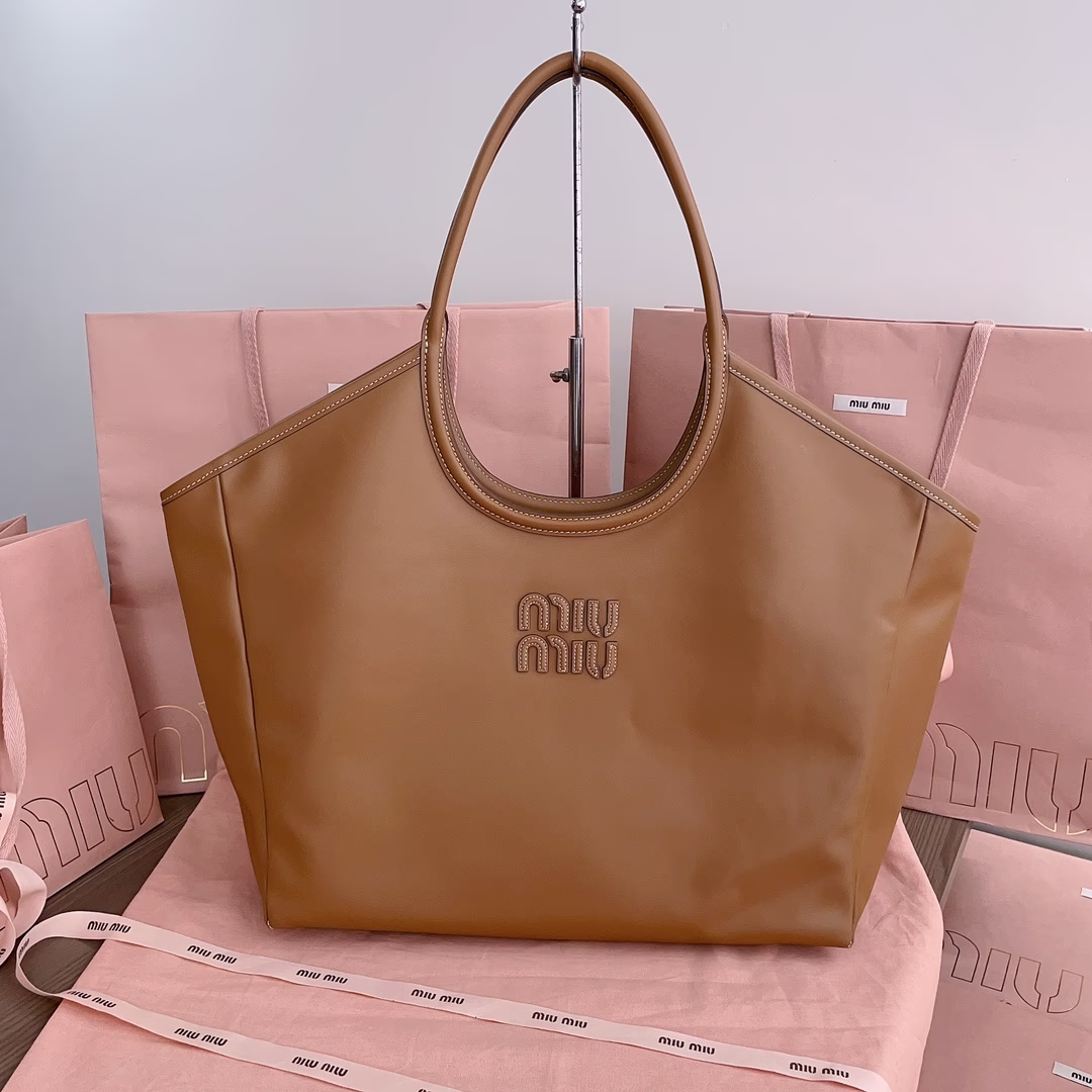 Large P2200MiuMiu Miu Miu new Isetan limited Tote official website to promote this year's absolute explosion 🔥 style top imported calfskin leather surface delicate smooth soft superior leather texture senior bag body soft but not collapse large size design temperament casual lazy capacity oversized daily out on the street back it turnover rate of one hundred percent hand-stitched Leather Logo logo inside the new linen lining with two zipper type pockets! Model: 5BG276 size: 38X 38 X18cm factory with counter packaging!