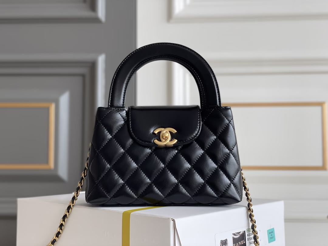 CHANEL 𝟮𝟯𝗞系列🖤𝗞𝗲𝗹𝗹𝘆 手提链条包大号 黑色 专柜售价𝟥𝟧𝟨𝟢𝟢𝗋𝗆𝖻购入开发〰️全网最热🔥𝟤𝟥𝗄秋冬𝗄𝖾𝗅𝗅𝗒手提袋叱咤整个秀场，简直美绝了〰️简约又复古的小手提很灵魂很舒适又乖又耐看，实在绝对爱不释手❕五金：厚镀𝟤𝟦𝗄复古金皮料：𝖵𝖾𝗅𝗂𝖾𝗋𝗊亮面小牛皮尺寸： 𝟣𝟥*𝟣𝟫*𝟩 𝖼𝗆-高仿包包