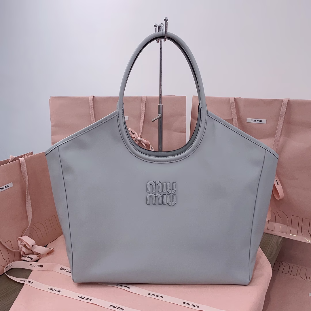 P2200MiuMiu缪缪新品伊势丹限定托特包官网主推今年绝对爆🔥款式顶级进口小牛皮皮面细腻光滑柔软上乘的皮革质感高级包身软而不塌大尺寸设计气质随性慵懒容量超大日常出街背它回头率百分百手工缝制皮面Logo标志内里全新麻布里配两个拉链式口袋！型号：5BG276尺寸：38X 38 X18cm出厂均配专柜包装-高仿包包