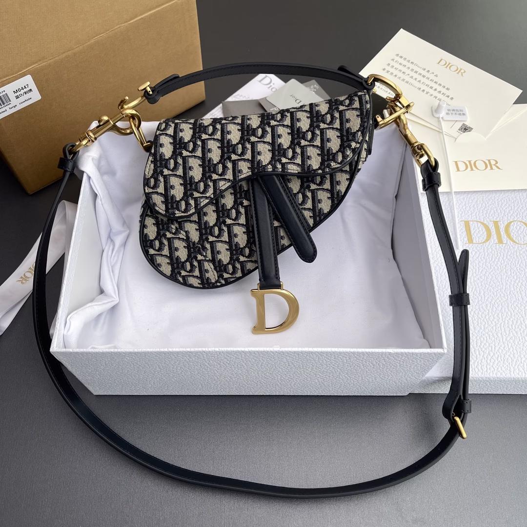P1560 Saddle bag mini handbag made of blue Oblique print fabric crafted stirrups on both sides D-shaped charm with magnetic strap with adjustable detachable leather shoulder strap can be handheld shoulder or crossbody No. M0447 blue D/embroidery specifications: w19 × h16 × d5cm-high-fashion factory