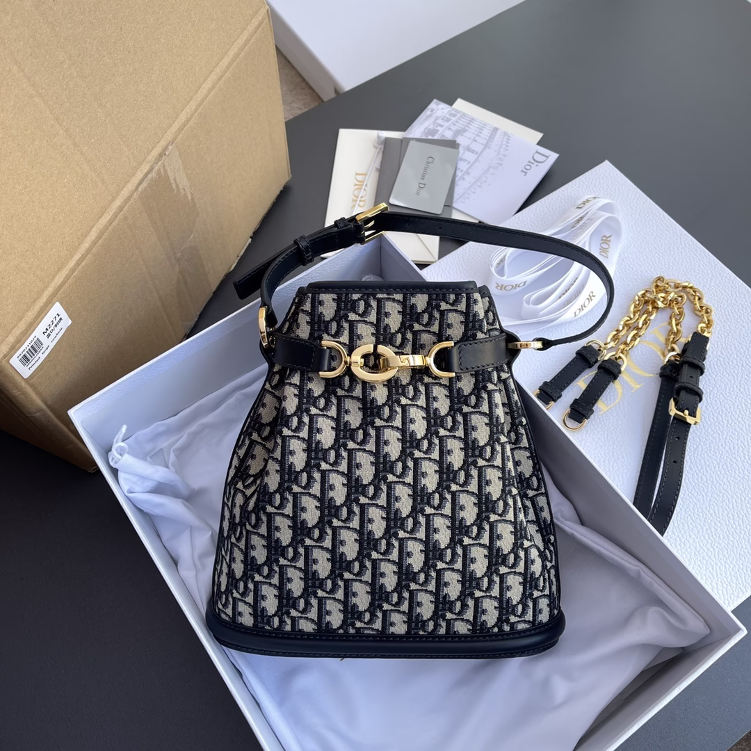 P1700 Amber Chain Bucket BagThis 30Montaigne Chain Bucket Bag handbag features an elegant design crafted in blue jacquard fabric highlighting the classic Oblique print with a leather trimmed detachable chain shoulder strap can be hand-carried, shoulder or cross-bodyNo. M2271 Blue D/EmbroiderySpecifications:w24.5×h25×d11cm-High-fashion factory