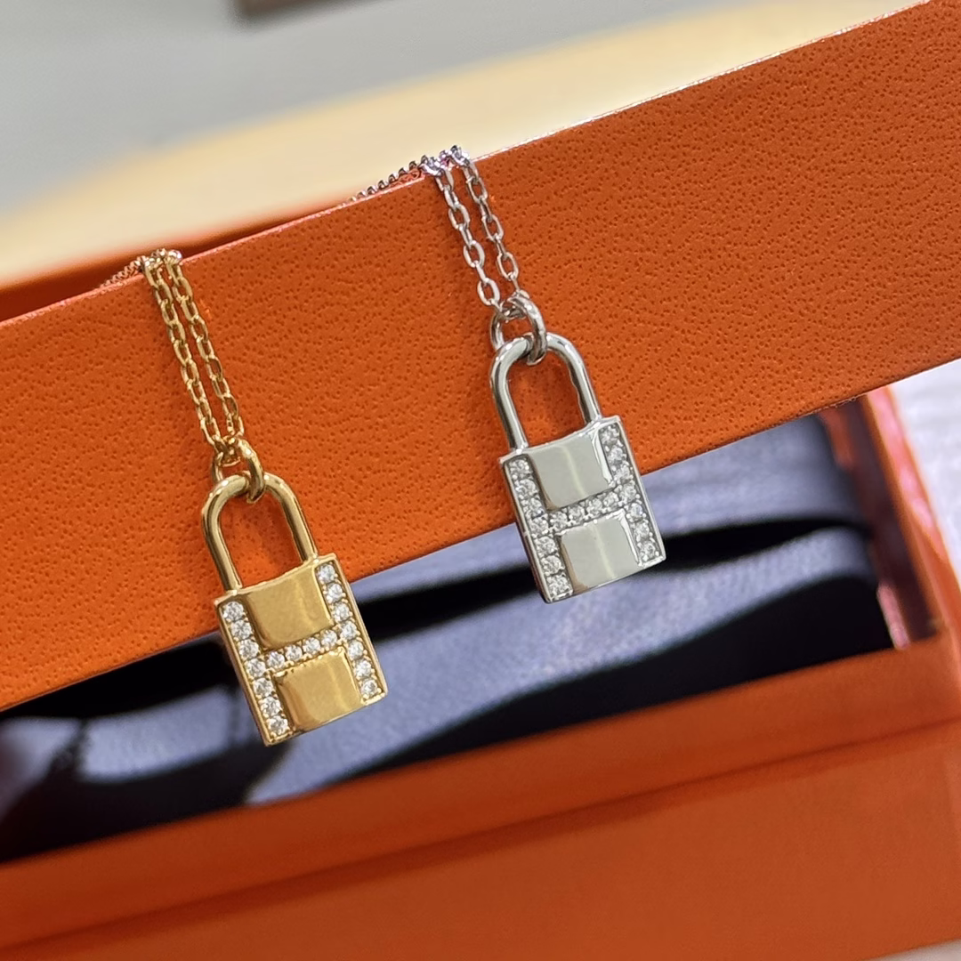 P160
B153  👑 Hermes 经典 锁头 项链 高端 S925银微镶工艺镶嵌 满钻 镀18K金 看图看品质与细节 绝对媲美真品 💃🏻 玫瑰金 铂金两色 电镀厚金 纯银项链-高仿包包