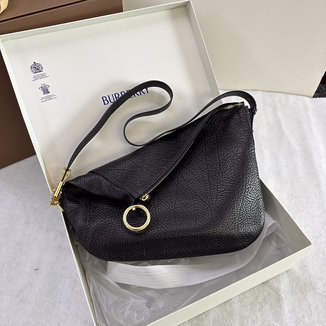 P1480 The medium Knight bag in full cowhide leather is a soft and supple bag made in Italy from grained calf leather, featuring a buckle fastening, a playful interpretation of the equestrian rider logo (EKD), and an adjustable shoulder strap and tote bag. Adjustable leather shoulder strap. Zipper closure. Hand-painted edges. Brushed metal hardware, dimensions 37 x 13 x 32 cm.