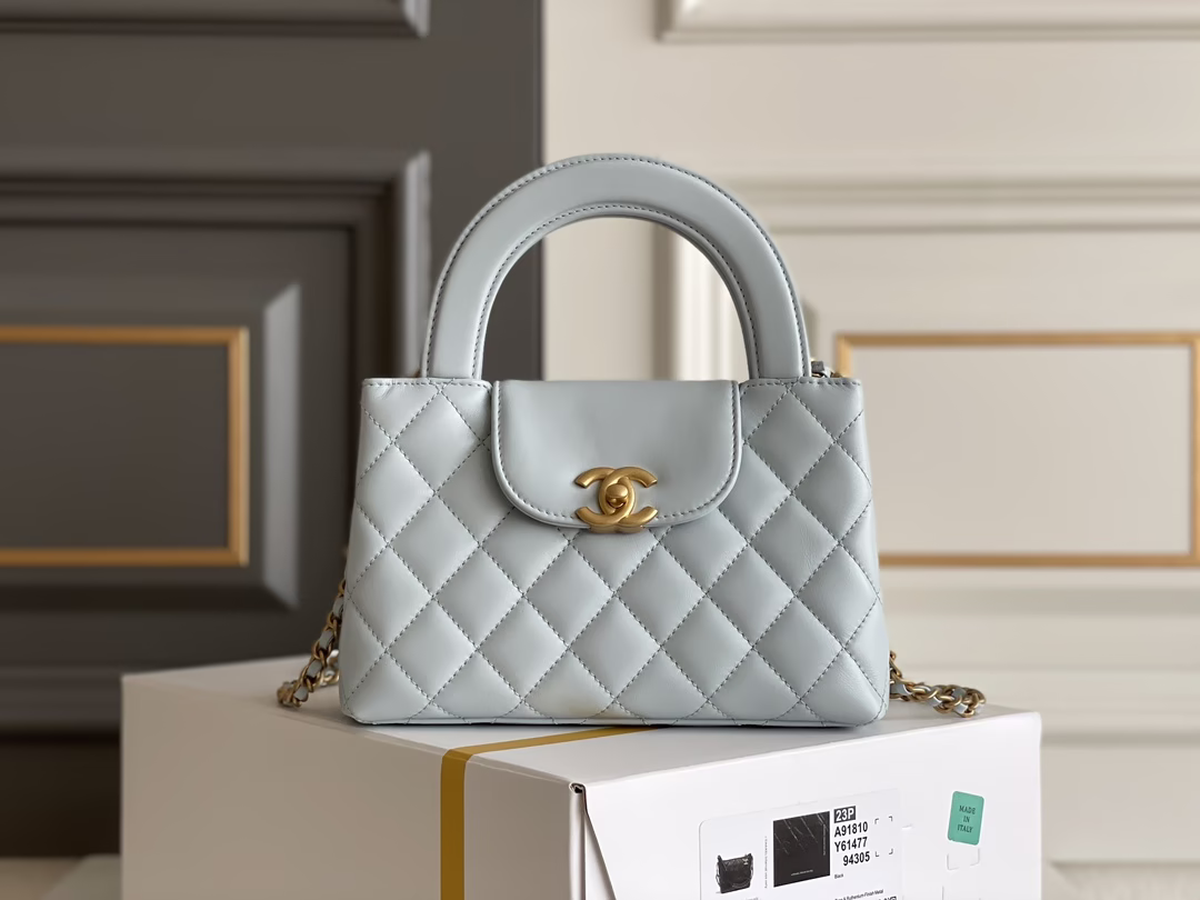 CHANEL 𝟮𝟯𝗞系列🖤𝗞𝗲𝗹𝗹𝘆 手提链条包大号 专柜售价𝟥𝟧𝟨𝟢𝟢𝗋𝗆𝖻购入开发〰️全网最热🔥𝟤𝟥𝗄秋冬𝗄𝖾𝗅𝗅𝗒手提袋叱咤整个秀场简直美绝了〰️简约又复古的小手提很灵魂很舒适又乖又耐看实在绝对爱不释手❕五金：厚镀𝟤𝟦𝗄复古金皮料：𝖵𝖾𝗅𝗂𝖾𝗋𝗊亮面小牛皮尺寸： 𝟣𝟥*𝟣𝟫*𝟩 𝖼𝗆-高仿包包