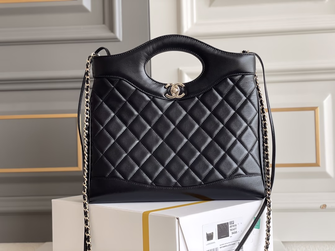 CHANEL 𝟮𝟰𝗦春夏新小号 𝟥𝟣𝖡𝖺𝗀 黑色♥专柜售价𝟦𝟦𝟧𝟢𝟢𝗋𝗆𝖻购入开发〰️𝖢𝗁𝖺𝗇𝖾𝟣“包王”全新𝟥𝟣 新小号𝖲𝗂𝗓𝖾时尚代表作 𝟥𝟣𝖡𝖺𝗀重卷来袭✨满足了时髦精的在所期待〰️推出新尺寸 柔软乖巧设计感很迷人💡软萌的酷飒风一下子就击中了🖤五金：厚镀𝟣𝟦𝖪淡金皮料:   原厂𝖡𝗈𝗇𝖺𝗎𝖽𝗈亮面小羊皮尺寸：𝟥𝟢*𝟤𝟫*𝟫𝖼𝗆-高仿包包
