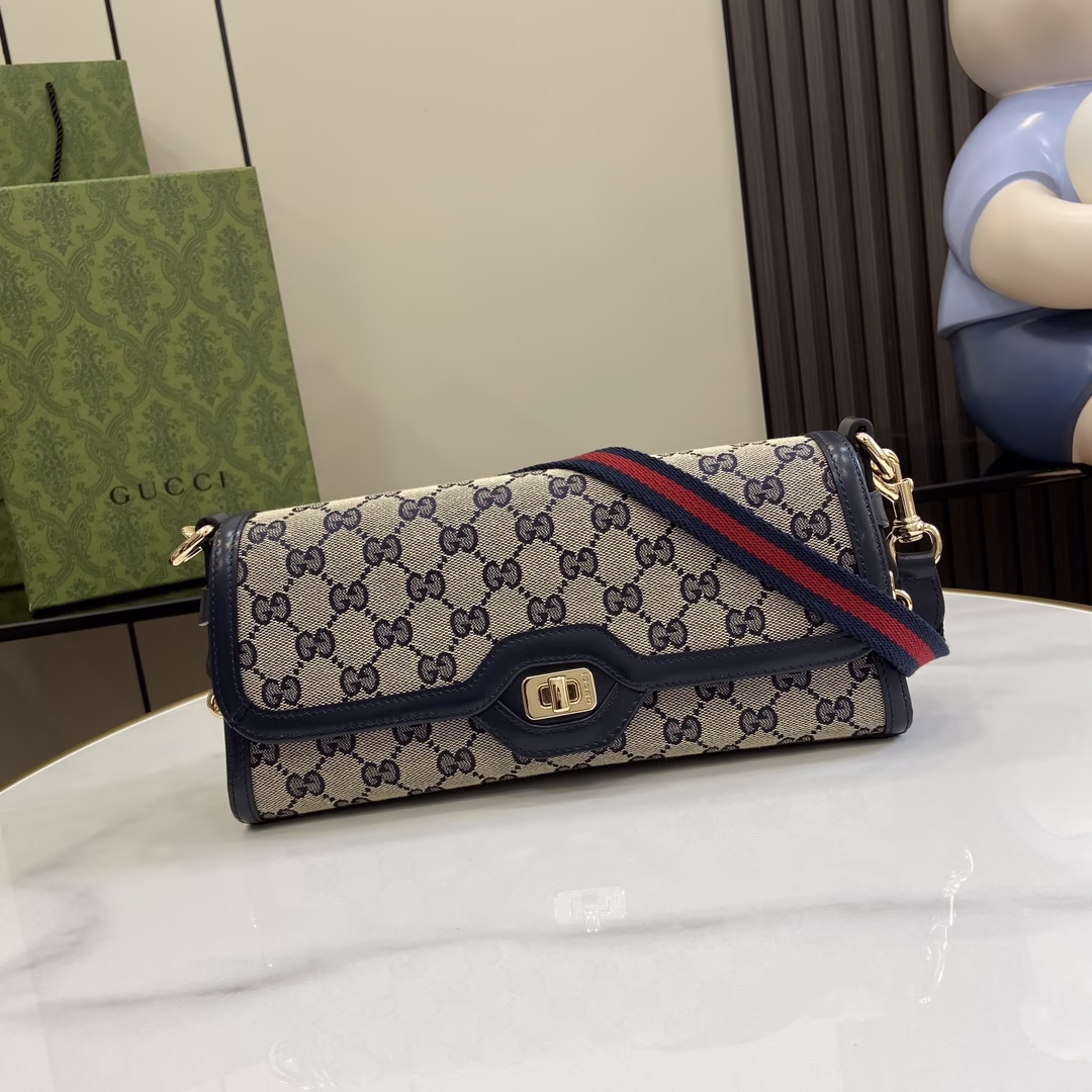 p1160🎁🎁Gucci Luce series small shoulder bag, Gucci Luce series bags exude a strong sense of playfulness and fun, "Luce" means "light" in Italian. Classic GG canvas charm interpretation of small shoulder bag Blue leather piping and light gold-tone accessories make the beige and ebony pattern more charming. The adjustable and detachable red and blue striped ribbon passes through the leather rings on both sides and is tied to the accessory ring, giving this bag more functionality and structure. Beige and ebony classic GG canvas, with a loom-woven cotton base, blue leather piping, light gold-tone accessories, cotton and linen blend lining, interior: a zipper pocket with Gucci badge zipper pull, detachable web shoulder strap (26 cm high) turn lock, weight: about 0.55 kg model: 786027 size: 12.5 (length) x 27.5 (width) x 6.5 cm (thick) Color: Blue/Canvas Made in Italy Model is 176 cm tall Maximum capacity: iPhone Pro Max/Plus, Airpods, small wallet and lipstick - Replica bags