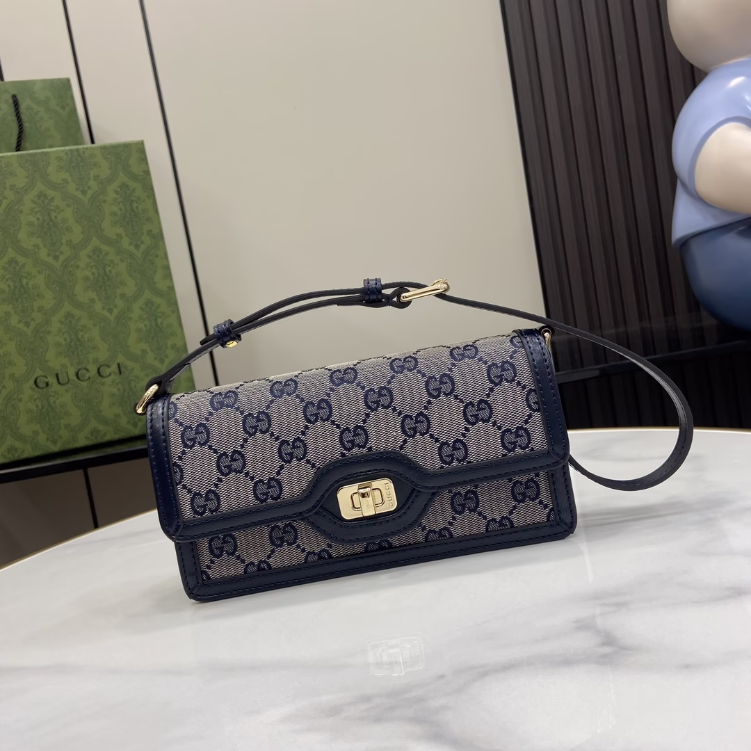 p1000🎁🎁Gucci Luce series mini shoulder bag Gucci Luce series bags exude a strong sense of playfulness and fun. "Luce" means "light" in Italian. Original GG canvas injects design essence into this elegant mini shoulder bag. Blue leather piping and light gold-tone hardware complement the beige and ebony patterns. Adjustable brown leather shoulder strap gives the bag more functionality. Beige and ebony classic GG canvas, blue leather, light gold-tone metal hardware, cotton and linen blend lining, Gucci badge zipper pull, interior: one flat pocket, adjustable shoulder strap (20 cm high) twist lock closure, weight: about 0.25 kg model number: 790038 size: 20 (width) x 10 (height) x 4 cm (depth) color: blue/canvas model height 177 cm can accommodate a maximum of: iPhone Pro Max/Plus and card holder - high imitation bag