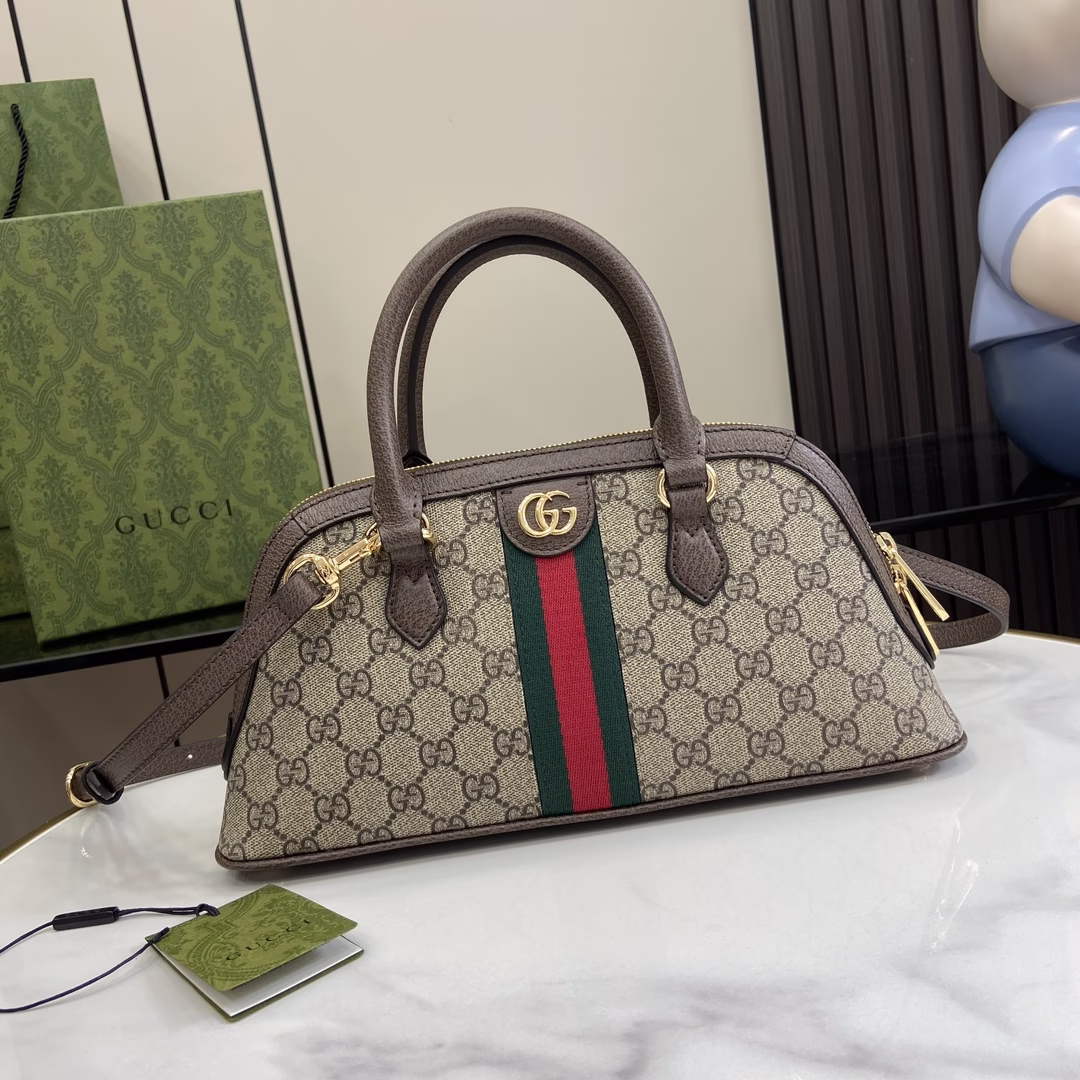 p1020🎁🎁Ophidia series small handbag The Ophidia series presents the early autumn series with innovative styles. This handbag is made of beige and ebony GG Supreme canvas, with a detachable and adjustable shoulder strap. The brand striped ribbon elements and double G shaped accessories add color to this single product. Beige and ebony GG Supreme canvas, brown leather piping, gold-tone hardware, red and green striped ribbon, brown cotton and linen lining Double G, inside: one open pocket, handle: 7.5 cm (height) detachable and adjustable leather shoulder strap (length can be adjusted between 101 cm and 116 cm) zipper closure, weight: about 0.6 kg model: 795249 size: 31.5 (width) x 16.5 (height) x 8 cm (depth) color: brown/pvc maximum capacity: iPhone Plus, full zip wallet, Airpods headphones and lipstick - high imitation factory