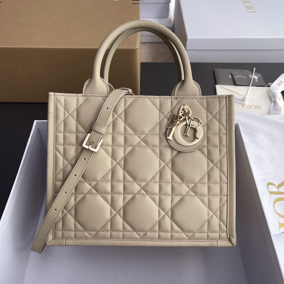 Small Book Tote HandbagThe Book Tote handbag is crafted from textured blush beige cowhide leather through the body highlighting the oversized rattan lattice patternThe handles are adorned with metal branded charmsThe interior is made from ultra-soft leatherInterior zipper pocket and patch pocket for storing a variety of daily essentialsLightweight and practical small style with adjustable and detachable shoulder strapCan be hand-carried or carried on the shoulderNo. M1325 (Small) Rouge beige full leatherSpecifications:w26.5×h21×d14cm#p1960-High-fashion factory