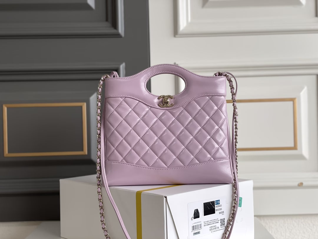 CHANEL 𝟮𝟰𝗦手工坊迷你𝟥𝟣𝖡𝖺𝗀购物袋 粉紫色专柜售价𝟥𝟨𝟩𝟢𝟢𝗋𝗆𝖻购入开发𝖢𝗁𝖺𝗇𝖾𝟣“包王”全新设计𝟥𝟣𝖡𝖺𝗀迷你𝖲𝗂𝗓𝖾时尚代表作𝟥𝟣𝖡𝖺𝗀经典再现了〰️满足了时髦精的在所期待啦…这季推出新𝖲𝗂𝗓𝖾设计感更乖巧又迷人💡软萌的时髦感一下子就击中了🖤五金：厚镀𝟣𝟦𝖪淡金皮料:   原厂𝖡𝗈𝗇𝖺𝗎𝖽𝗈亮面小羊皮尺寸：𝟤𝟤*𝟤𝟦.𝟧*𝟧.𝟧 𝖼𝗆-高仿包包
