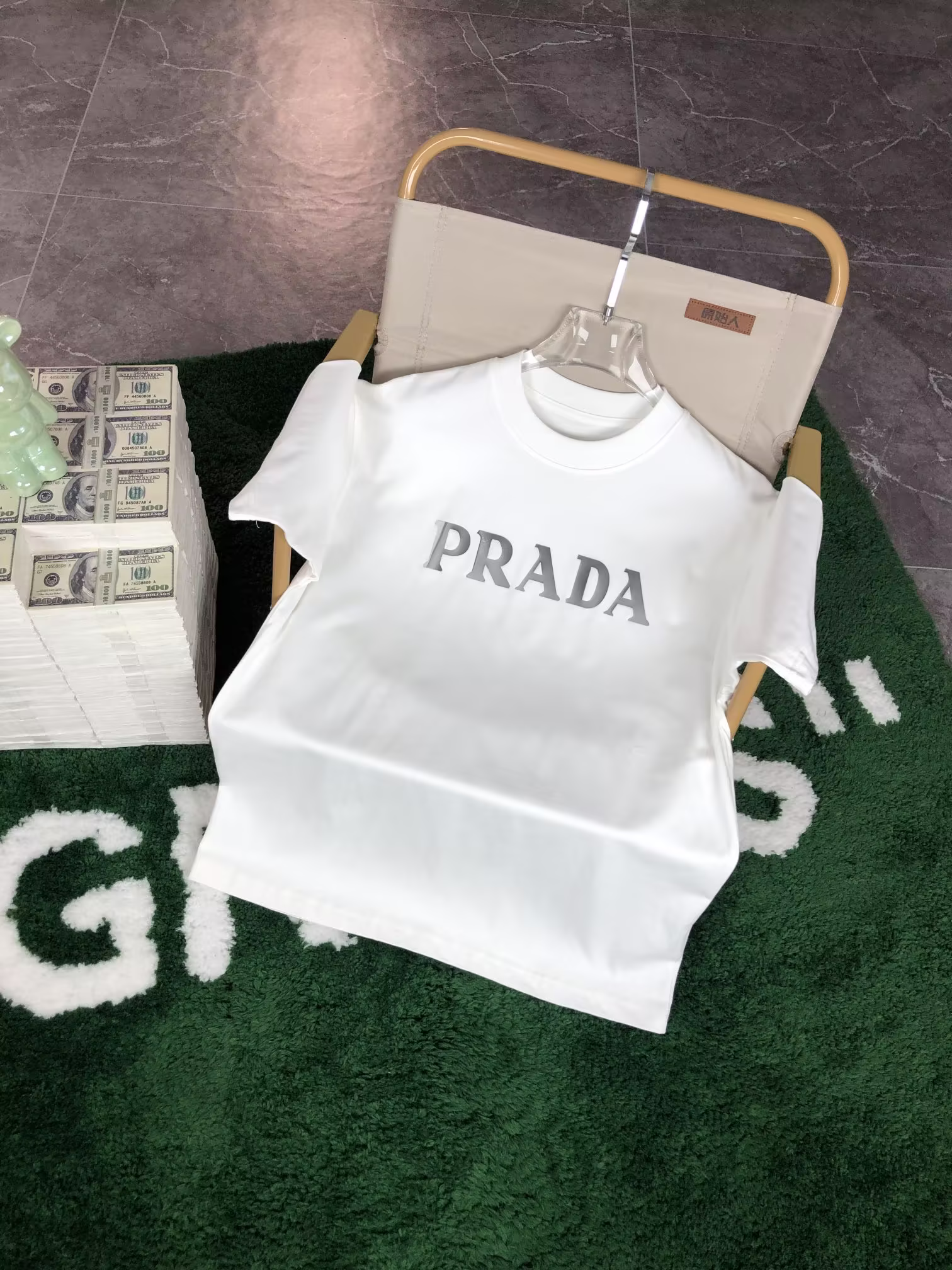 P500普拉达PRADA 2024ss新工艺logo纯棉质阔版圆领男士短袖T恤，新季新推系列将标识巧妙融入设计，塑就一系列充满复古风情的运动风单品在这款百搭T恤上，带着一丝怀旧意蕴的图案低调呈现于衣身，袖口滚边相得益彰优选特定原版开发330支双股精棉平纹面料，上身挺阔舒适度佳，外穿内搭随意搭配，工艺：酵洗 炒盐 乱针绣 割烂 喷马骝
颜色:黑色，白色
码数:S～3XL（阔版）独家专供-高仿包包