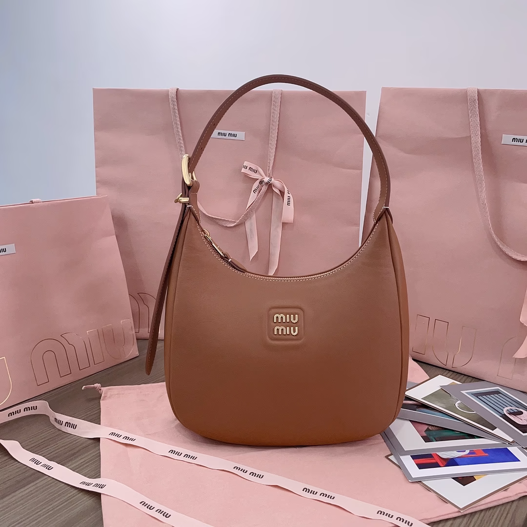 5BC151 MiuMiu new hobo bag is made of top imported calf leather fashion dragonfly line design body exquisite three-dimensional and shaped large size on the body effect is more casual casual free style changeable adaptability is very high daily travel how to match all look good front iconic metal logo mark warm heart design adjustable leather shoulder strap canvas lining size 27X20X8Cm with original packaging