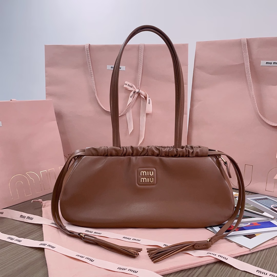 5BG287 MiuMiu tassel underarm bag is made of top quality imported sheepskin leather leather is soft and high quality bag mouth with pleated inner buckle design on both sides of the tassel closure mouth structure has been adjusted to become more lightweight and new personality to renew the new personality of the front all belonging to the logo to add the iconic elements of vintage gold hardware satin lining inside with zipper pockets long wrist is suitable for use as a handheld or underarm shoulder vintage style high sprightly size: 35X18X9CM with original packaging