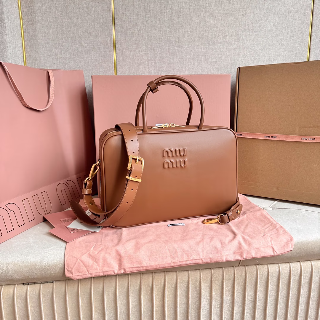 P1900 5BB117 new version: long shoulder strap briefcase: MiuMiu new briefcase using top imported calfskin leather smooth and delicate soft cotton satin lining this bag is cool framing exquisite multi-functional design fusion of men's and women's elements increased leather long shoulder strap practicality higher more diversified styling spontaneous lethargy naturally spontaneous full of personality oversized capacity is also very lightweight simple but not simple major fashion Almost all of the fashion masters hand a size: 34X23X11cm (with original packaging)