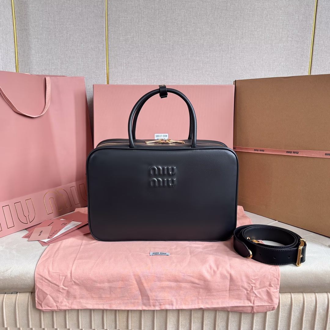 P1900 5BB117 new version: MiuMiu new briefcase using top imported calfskin leather smooth and delicate soft cotton satin lining this bag is cool to frame the exquisite multi-functional design fusion of men's and women's elements to add a long leather shoulder strap practicality higher more diverse modeling casual laziness natural spontaneity full of personality oversized capacity is also very lightweight simple but not simple major fashion wrestler almost manually! One Size: 34X23X11cm (with original packaging)