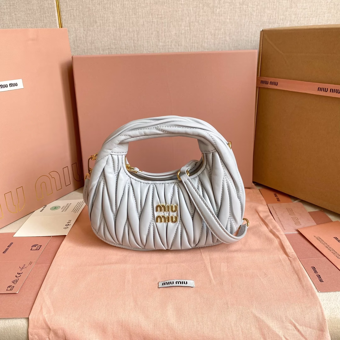P1300 5BP156: MiuMiu new mini MiuWander handbags imported lambskin classic brand iconic Matelasse texture embroidery vintage frosted hardware use of round lone curve retains the playful sense of the bag type the overall stiff and shaped full of personality can be sweet or salt capacity can be light all major fashion protagonists almost manually a color many black milk white light gold light pink cherry blossom pink red Size: 18X10X6 with the original full set of packaging