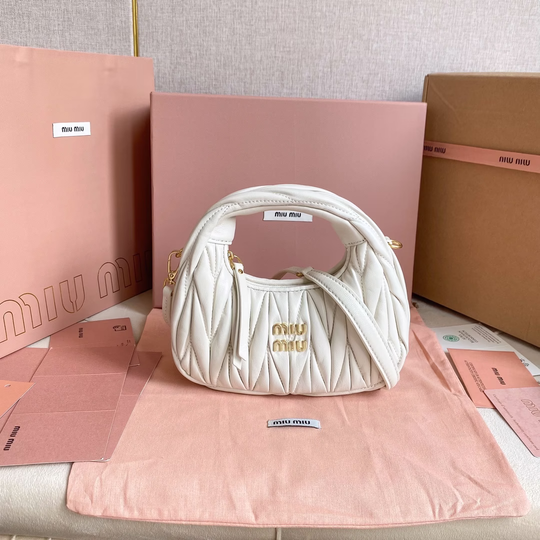 P1300 5BP156: MiuMiu new mini MiuWander handbags imported lambskin classic brand iconic Matelasse texture embroidery vintage frosted hardware use of round lone curve retains the playful sense of the bag type the overall stiff and shaped full of personality can be sweet or salt capacity can be light all major fashion protagonists almost manually a color many black milk white light gold light pink cherry blossom pink red Size: 18X10X6 with the original full set of packaging