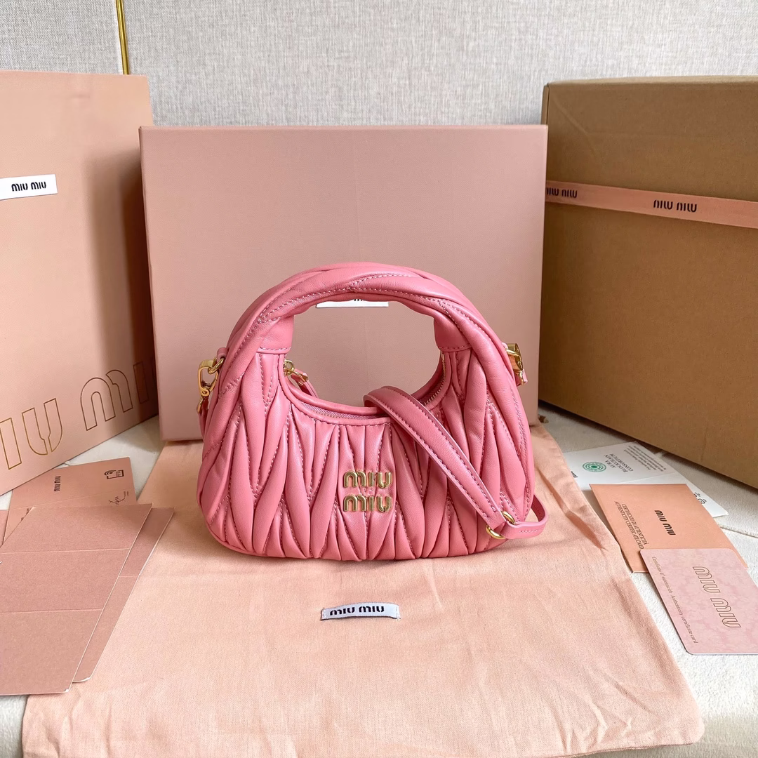 P1300 5BP156: MiuMiu new mini MiuWander handbags imported lambskin classic brand iconic Matelasse texture embroidery vintage frosted hardware use of round lone curve retains the playful sense of the bag type the overall stiff and shaped full of personality can be sweet or salt capacity can be light all major fashion protagonists almost manually a color many black milk white light gold light pink cherry blossom pink red Size: 18X10X6 with the original full set of packaging