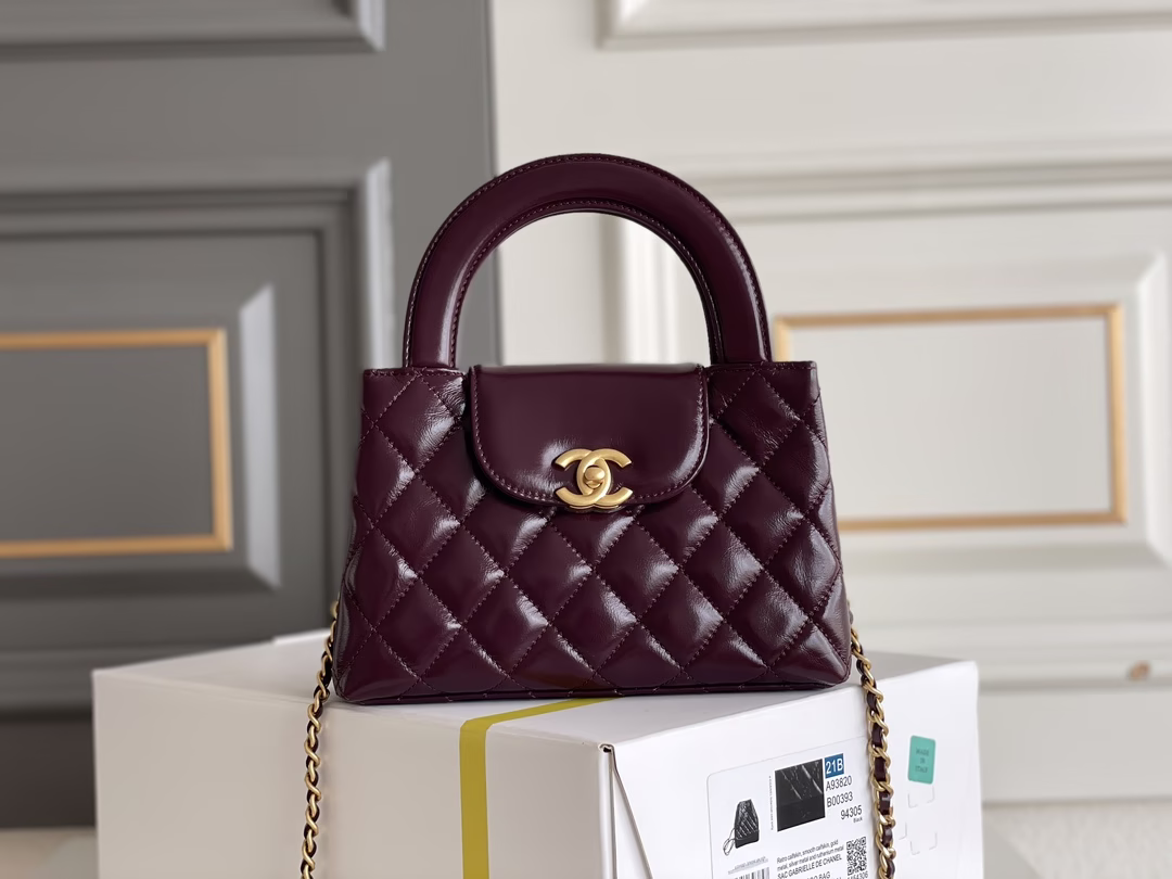 CHANEL 𝟐𝟒𝐀新色𝗞𝗲𝗹𝗹𝘆 手提链条包大号 酒红色专柜售价𝟥𝟧𝟨𝟢𝟢𝗋𝗆𝖻购入开发〰️全网最热🔥𝟤𝟦𝖯 𝗄𝖾𝗅𝗅𝗒手提袋叱咤整个秀场简直美绝了〰️简约又复古的小手提很灵魂很舒适又乖又耐看实在绝对爱不释手❕五金：厚镀𝟤𝟦𝗄复古金皮料：𝖵𝖾𝗅𝗂𝖾𝗋𝗊亮面小牛皮尺寸： 𝟣𝟥*𝟣𝟫*𝟩 𝖼𝗆-高仿包包