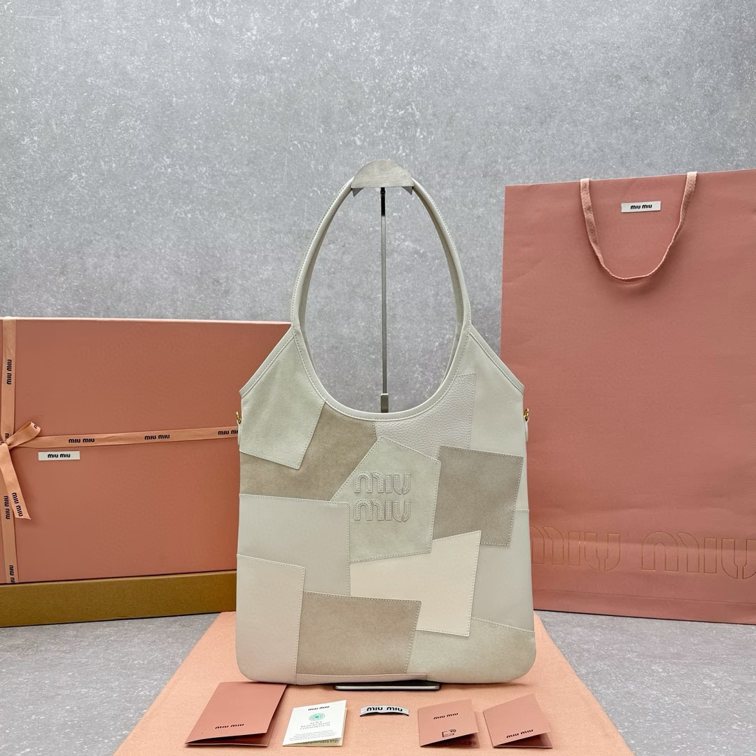 🍒 M home 🍒 new hobo Tote armpit bag! miumi * fall and winter series of limited models this design can make more beautiful eyebrow easy to harness effor chic sense of back surprisingly can appear to be a person side is very thin bag weight is also very light length will not be pressed size deep grass good rice good rice! Daily commuting must wear private clothes will not be wrong Oh lightweight and simple design is very practical capacity is also very full 🕶 Model No.: 5BG231 Size: bottom length 35 x height 40 x wrist height 60cm.