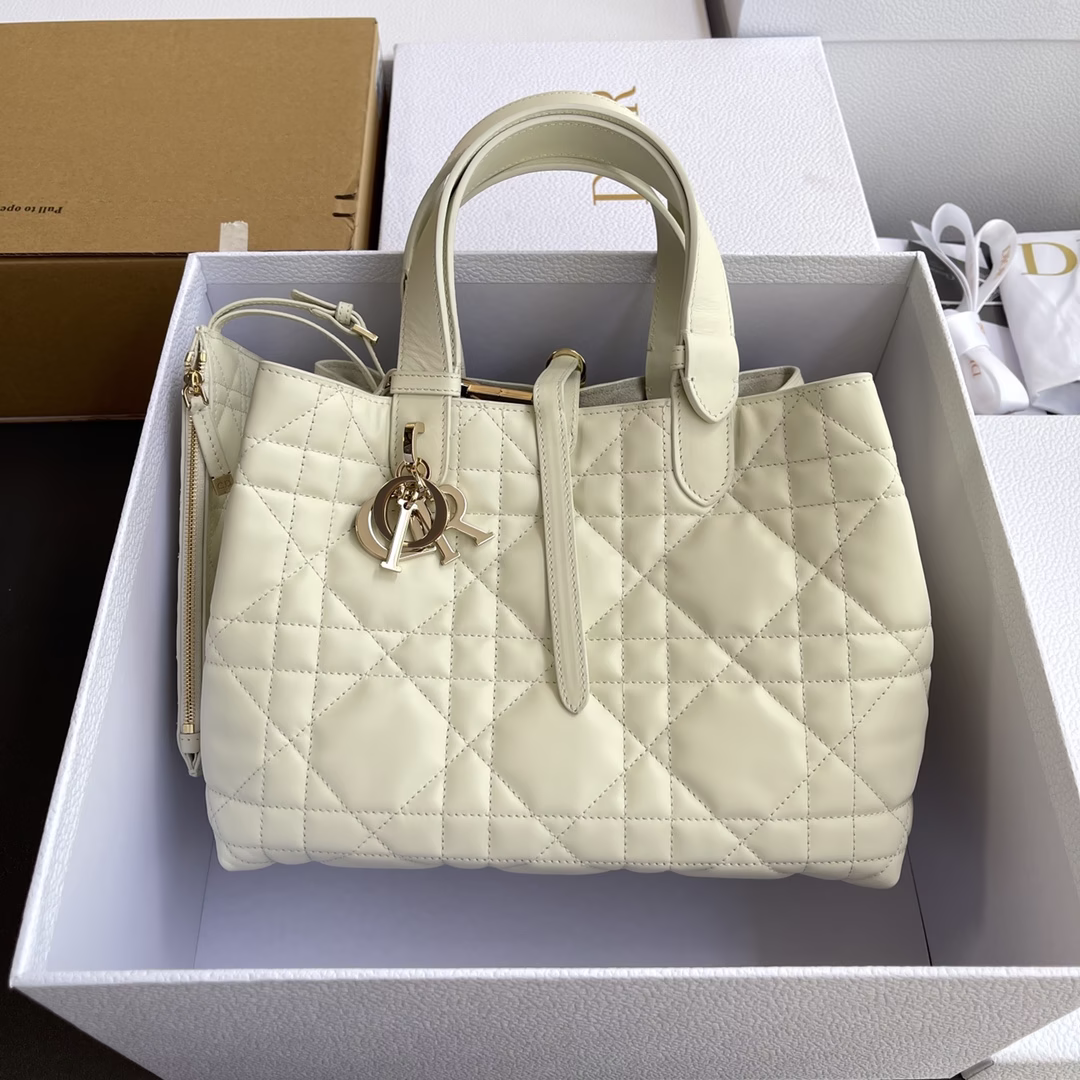 Medium Toujours Handbag This handbag is crafted in cream cowhide leather trimmed with oversized rattan check fabricSpacious interior compartments with pouches for storing a variety of daily essentialsMedium styleLeather handles with adjustable detailsCan be hand-carried or shoulderedNo. M2821 White full leather (cowhide embroidered stitching)Specification: w28.5×h21.5×d17cm.#p2360-High-Fashion Factory