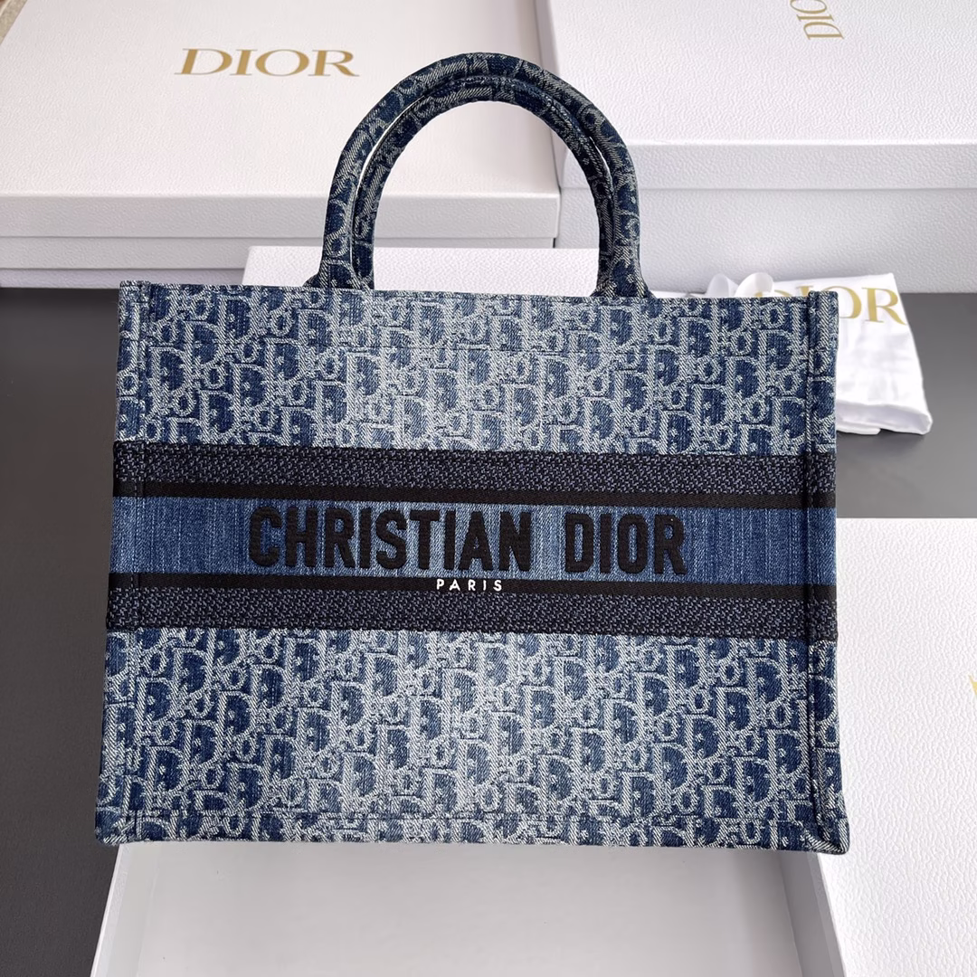 P1720 Medium Book Tote HandbagThe Book Tote handbag is crafted with Denim blue denim jacquard fabric to store a variety of daily necessitiesMedium style with branded logo on the front to highlight the brand's exquisite craftsmanshipCan be hand-carried or carried on the shoulderNo. M1296 (Medium) blue denimSpecifications: w36×h27.5×d16.5cm-high-fashion factory