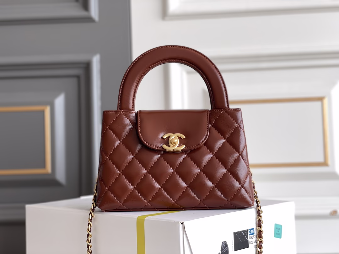 CHANEL 𝟐𝟒𝐀新色𝗞𝗲𝗹𝗹𝘆 手提链条包大号 焦糖棕专柜售价𝟥𝟧𝟨𝟢𝟢𝗋𝗆𝖻购入开发〰️全网最热🔥𝟤𝟦𝖯 𝗄𝖾𝗅𝗅𝗒手提袋叱咤整个秀场，简直美绝了〰️简约又复古的小手提很灵魂很舒适又乖又耐看，实在绝对爱不释手❕五金：厚镀𝟤𝟦𝗄复古金皮料：𝖵𝖾𝗅𝗂𝖾𝗋𝗊亮面小牛皮尺寸： 𝟣𝟥*𝟣𝟫*𝟩 𝖼𝗆-高仿包包