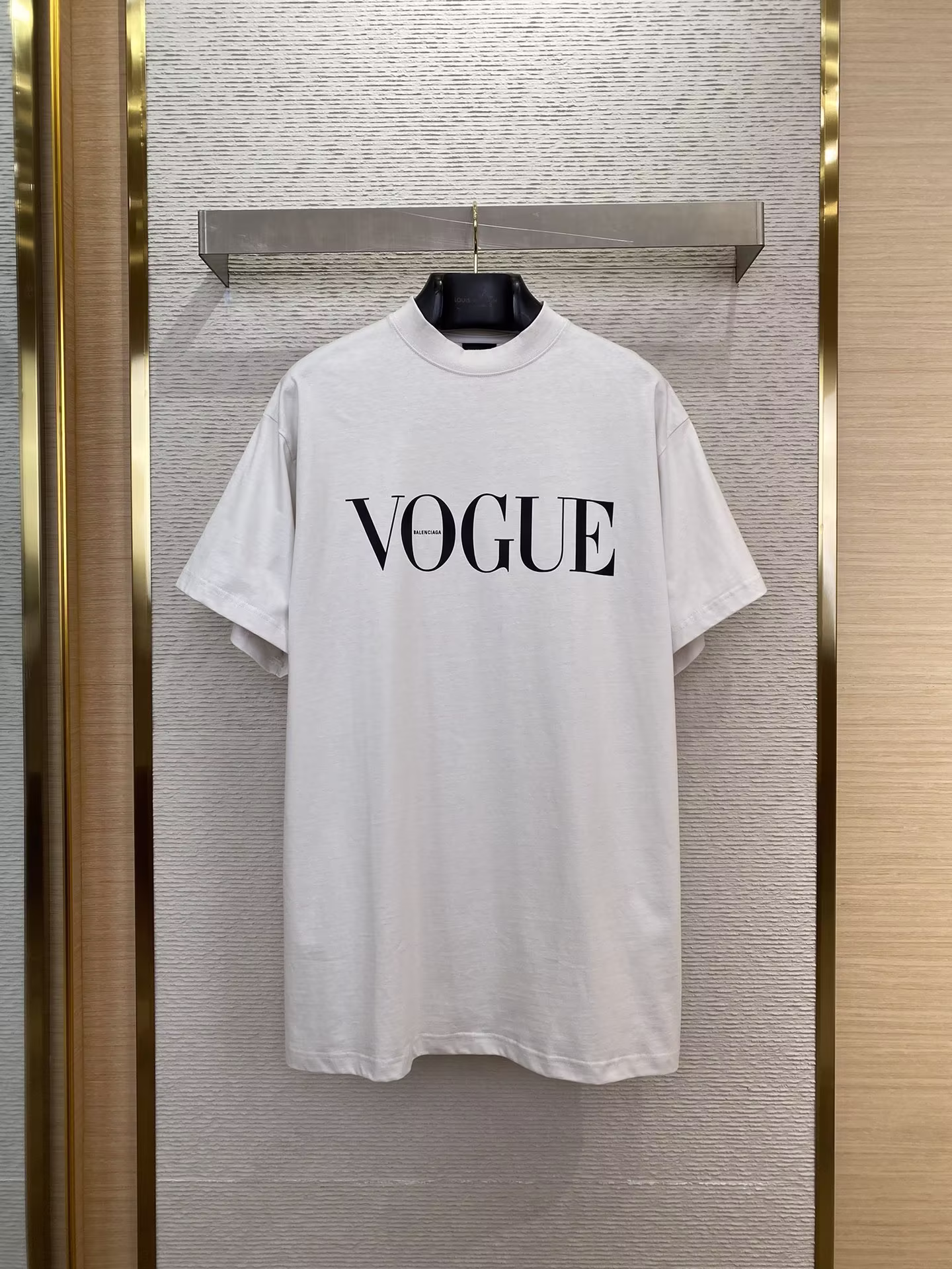 p400 BLCG巴黎世家X Vogue 24SS 灯塔短袖 
编码#8824088
采用定织定染 240g长绒棉 正面采用丝网菲林印花 背面采用进口白墨数码直喷 灯塔图无论色彩还是打雾效果都非常繁杂 修改半个月 外贸大厂代加工 做工走线完美无瑕 ！
➖➖➖➖➖➖
⚠️版型
宽松版型
⚠️尺码
XS/S/M/L
⚠️颜色
黑色/白色-高仿包包