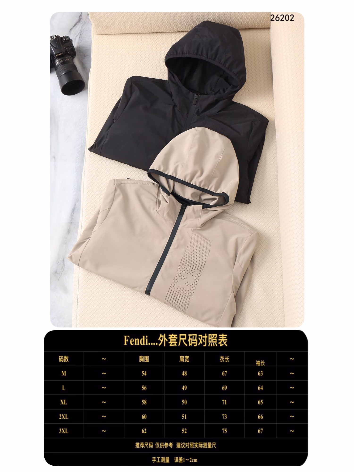p690 FENDI24ss早秋最新款式男士连帽双面外套简约经典 每年必须要有的款式~
采用纤维记忆面料上手柔软顺滑
防水面料拉链 定制五金配件
袖臂处拉链刻字五金小口袋设计胸前印有品牌字母镂空设计小铭牌无处不透露着经典~防风可调节连帽设计防风门襟
整体立体挺阔 上身穿着打造出都市休闲风格
迎合休闲随性基调 穿出完美型男版型！！

秉承着一贯的爆款经典夹克版型打造采用客供独家进口降落伞尼龙面料打造而成品牌主打的尼龙面料防风防水的性能无需多言面料表面非常的光滑洁静质感显而易见上身透气轻薄十分舒适！细节处彰显设计特色与精湛工艺整体细节美妙绝伦！整体款式简洁大方无多余的设计适合各种人群需求！2245290053
尺码：M.L.XL.2XL.3XL
颜色：藏蓝色   黑色-高仿包包